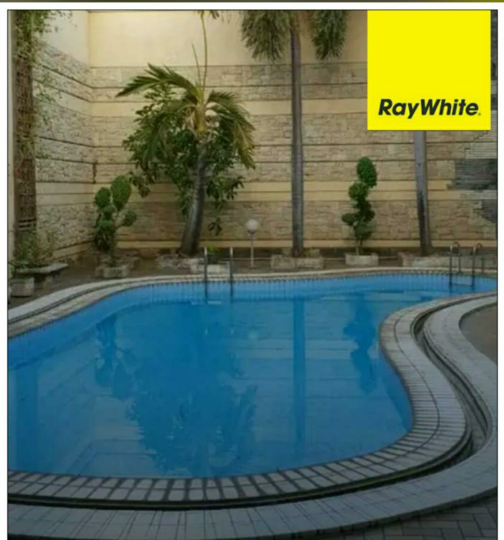 Murah Hitung Tanah Dijual Rumah + Kolam renang di Raya Darmo Surabaya Pusat