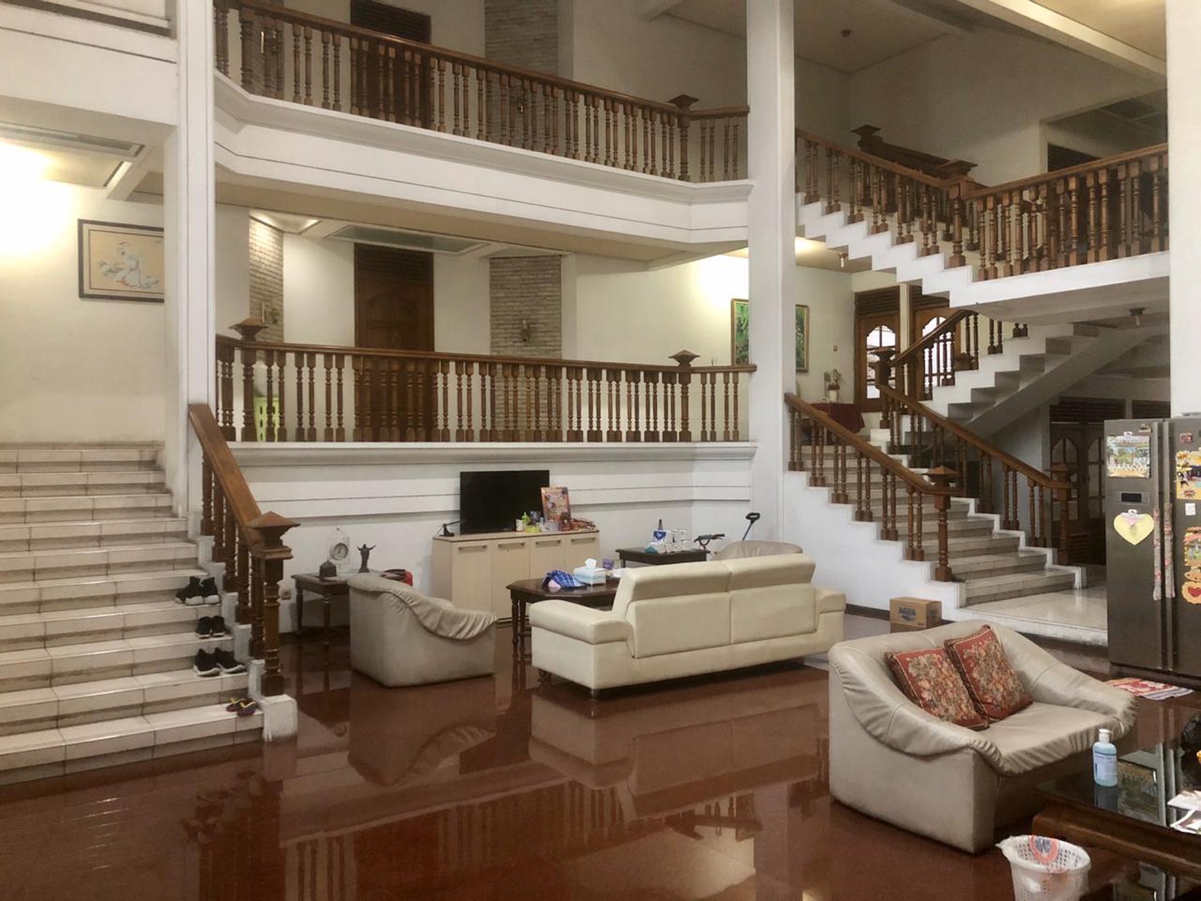 Murah Hitung Tanah Dijual Rumah + Kolam renang di Raya Darmo Surabaya Pusat