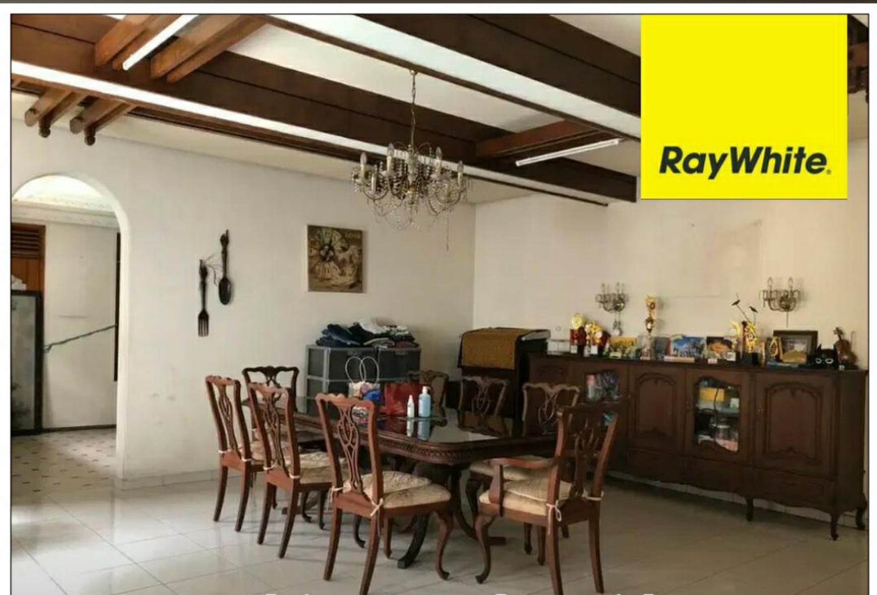 Murah Hitung Tanah Dijual Rumah + Kolam renang di Raya Darmo Surabaya Pusat