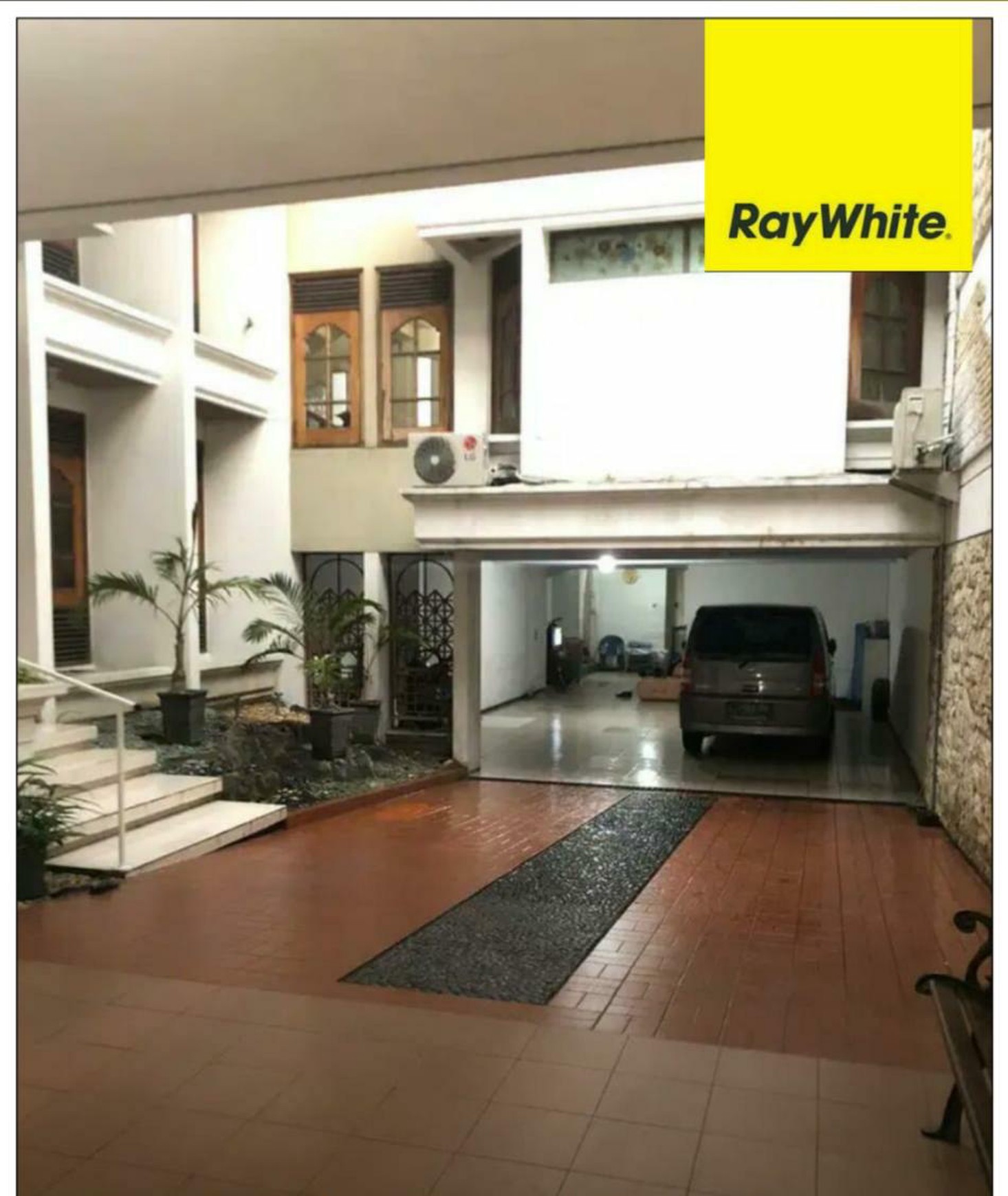 Murah Hitung Tanah Dijual Rumah + Kolam renang di Raya Darmo Surabaya Pusat