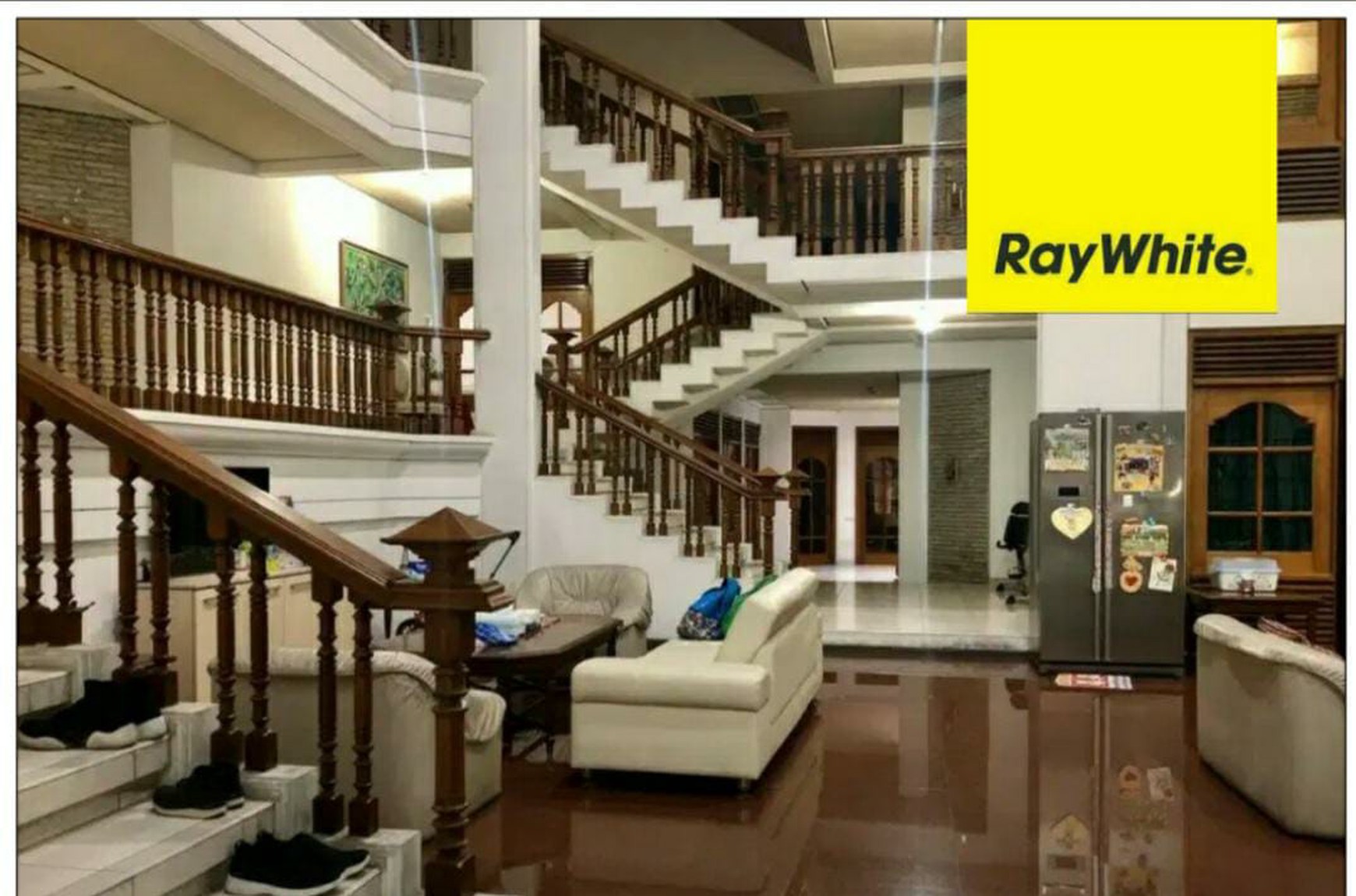 Murah Hitung Tanah Dijual Rumah + Kolam renang di Raya Darmo Surabaya Pusat