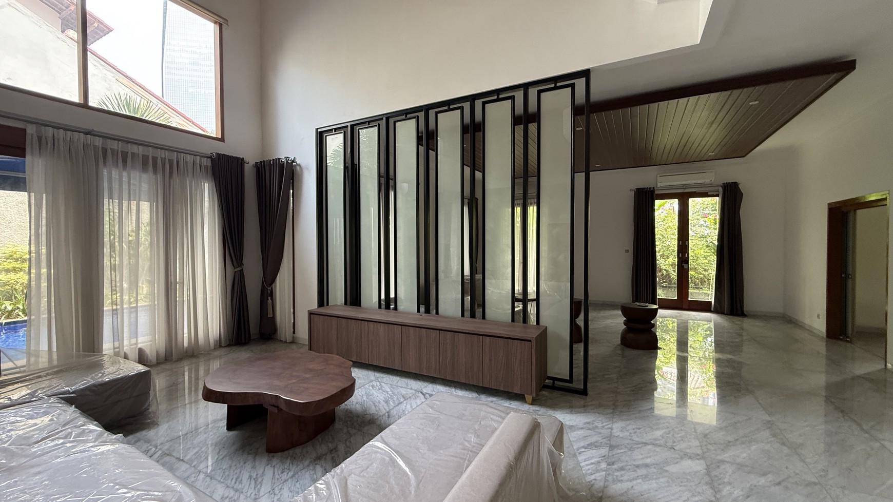 BEAUTIFUL AND MODERN HOUSE AT MEGA KUNINGAN AREA