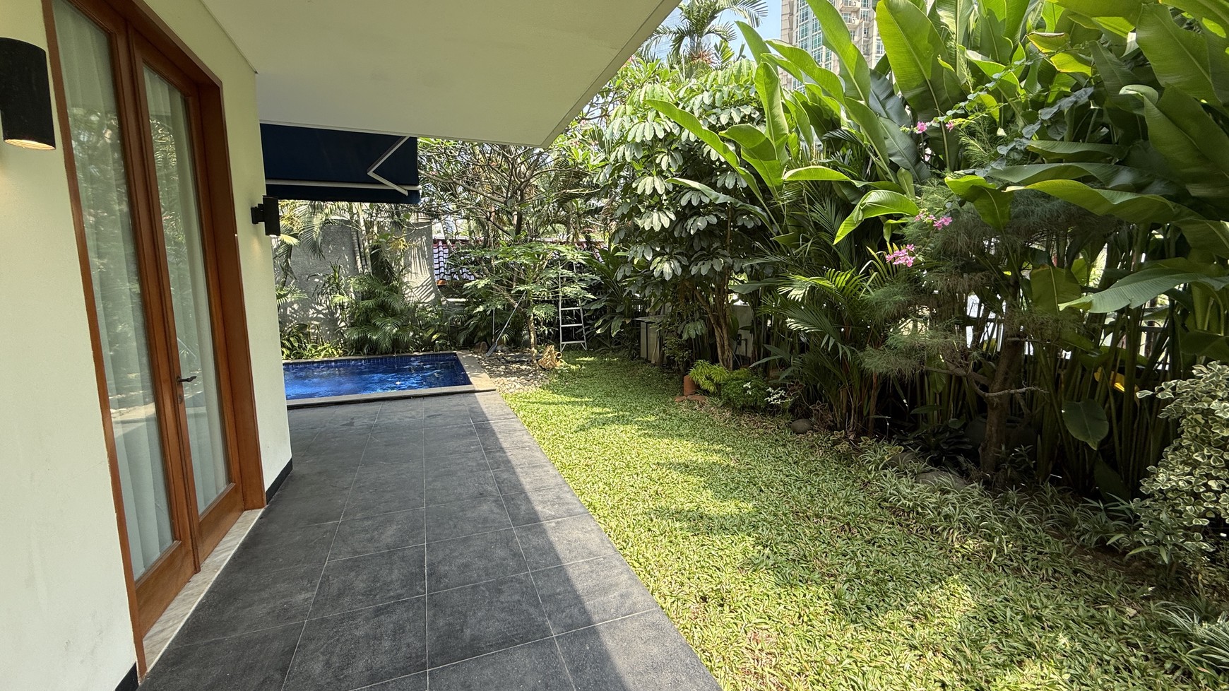 BEAUTIFUL AND MODERN HOUSE AT MEGA KUNINGAN AREA