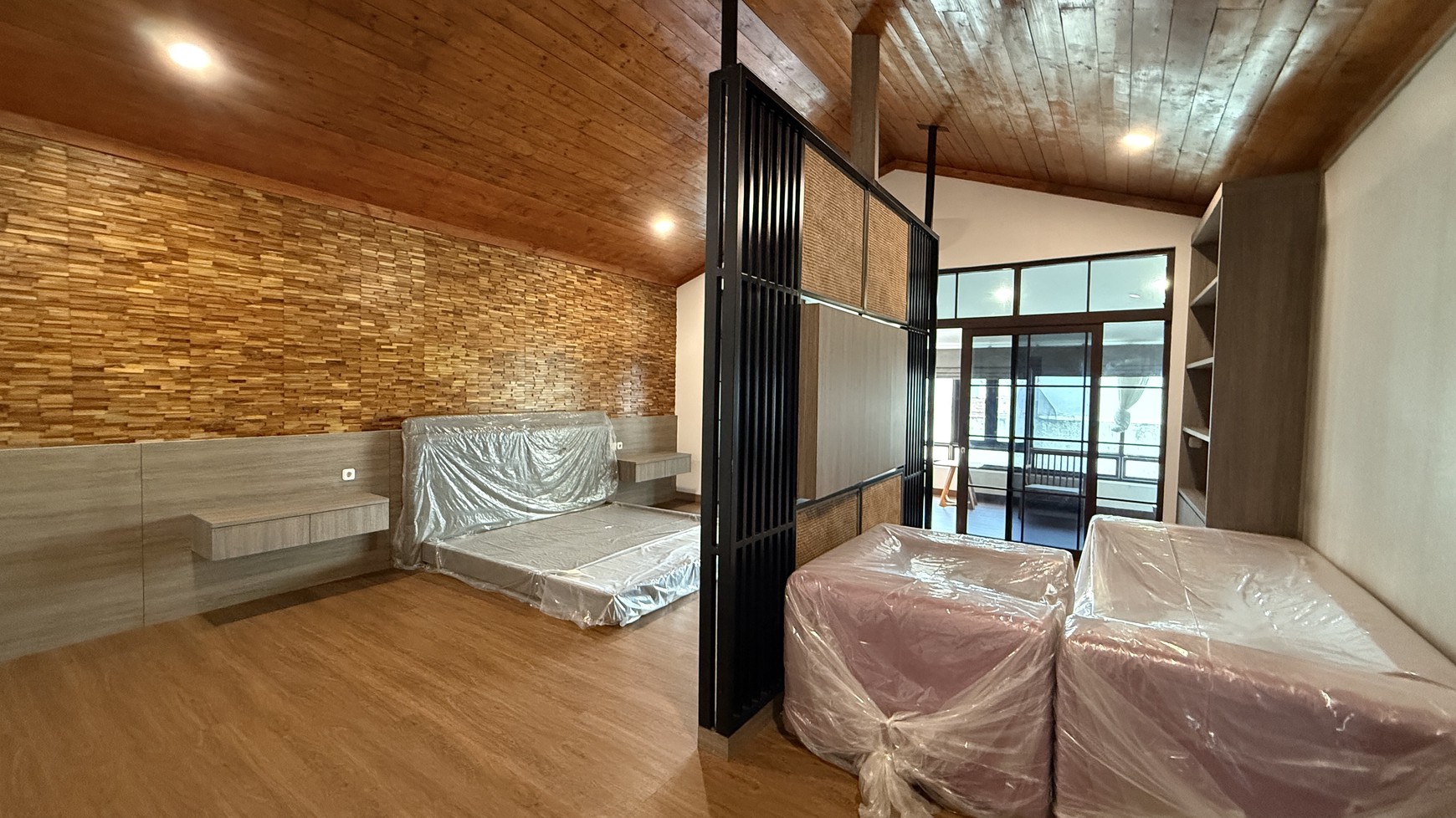 BEAUTIFUL AND MODERN HOUSE AT MEGA KUNINGAN AREA