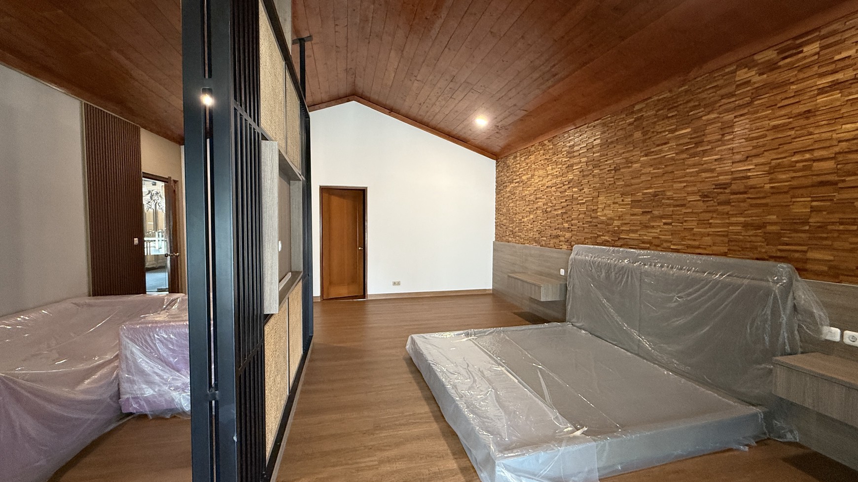 BEAUTIFUL AND MODERN HOUSE AT MEGA KUNINGAN AREA