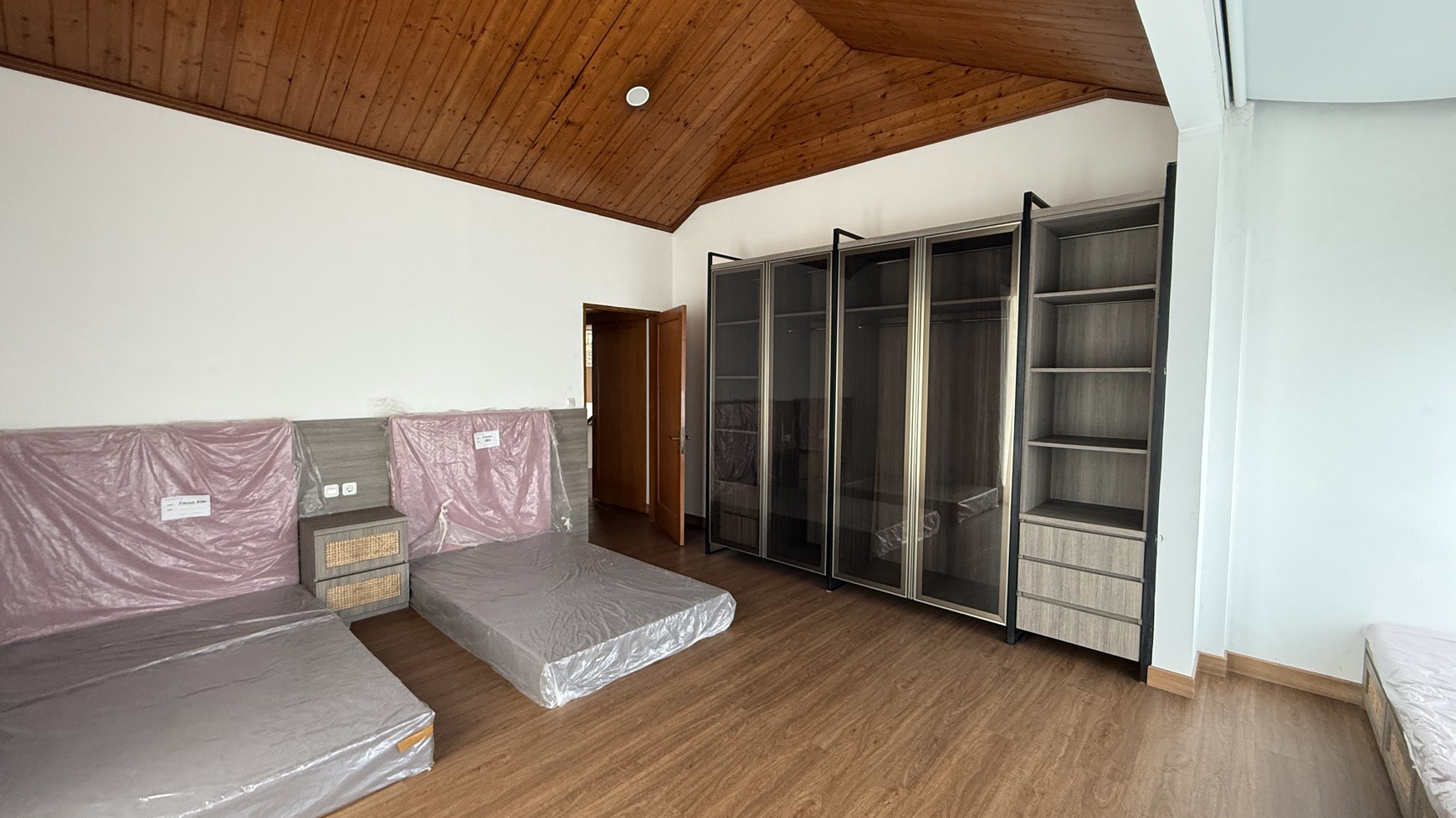 BEAUTIFUL AND MODERN HOUSE AT MEGA KUNINGAN AREA