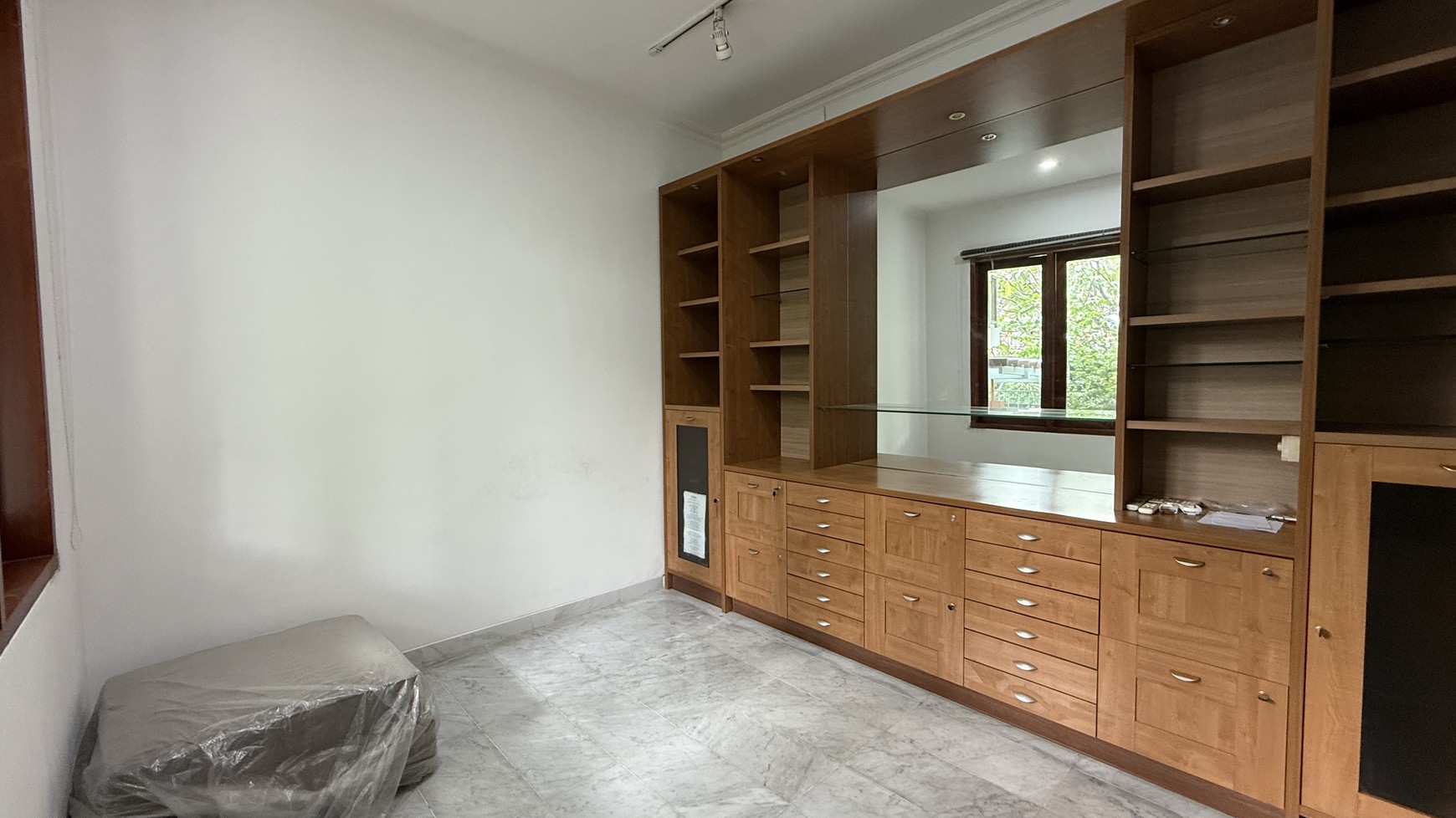 BEAUTIFUL AND MODERN HOUSE AT MEGA KUNINGAN AREA