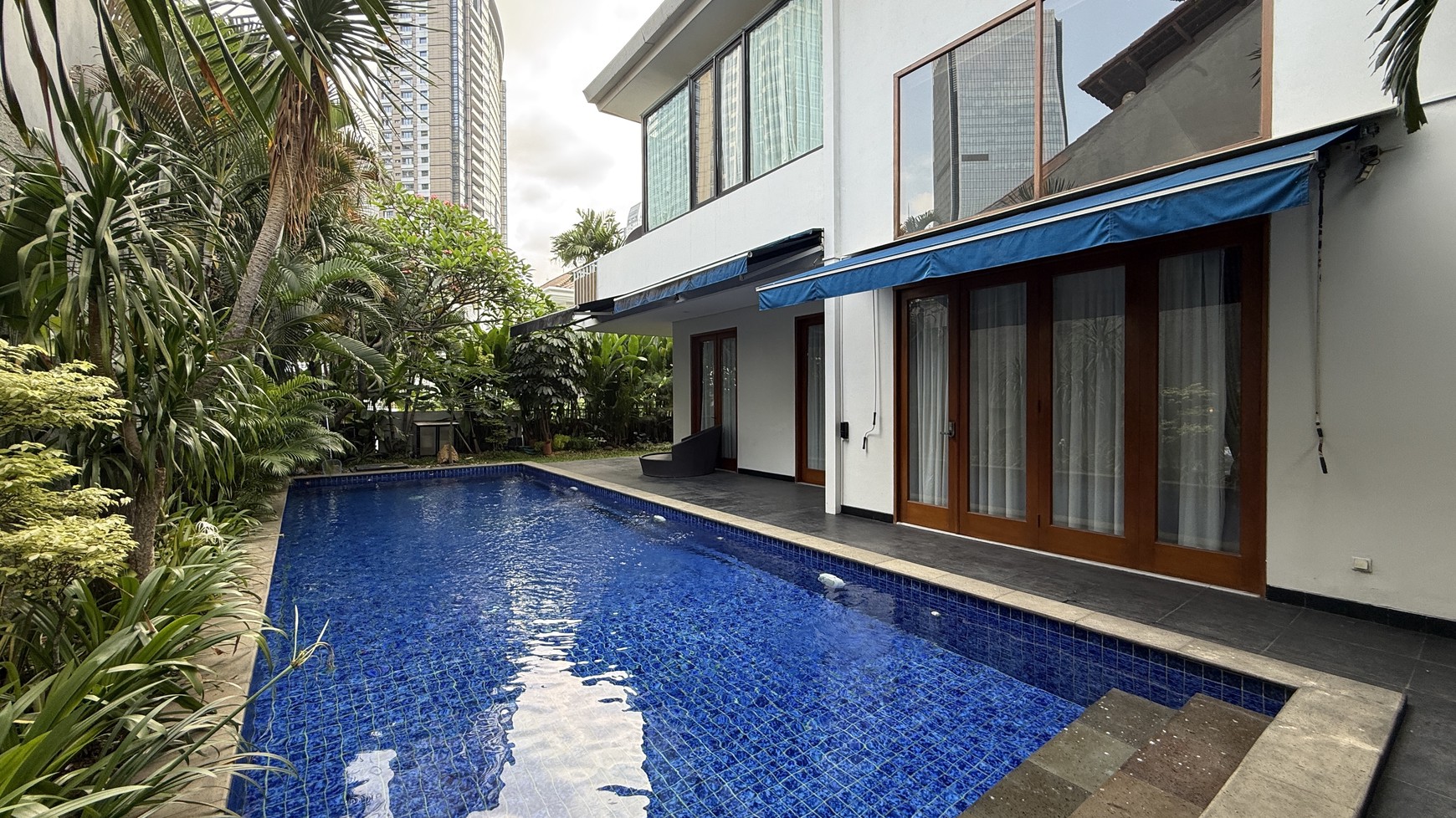 BEAUTIFUL AND MODERN HOUSE AT MEGA KUNINGAN AREA