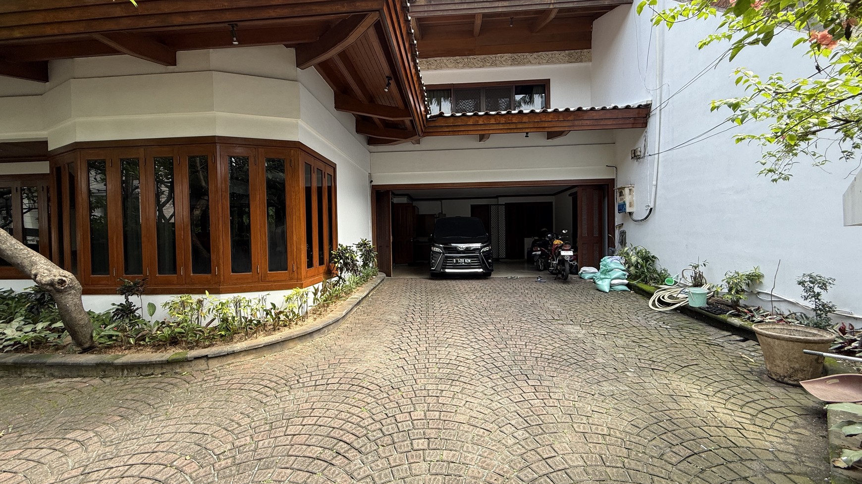 BIG AND BEAUTIFUL HOUSE AT MEGA KUNINGAN AREA