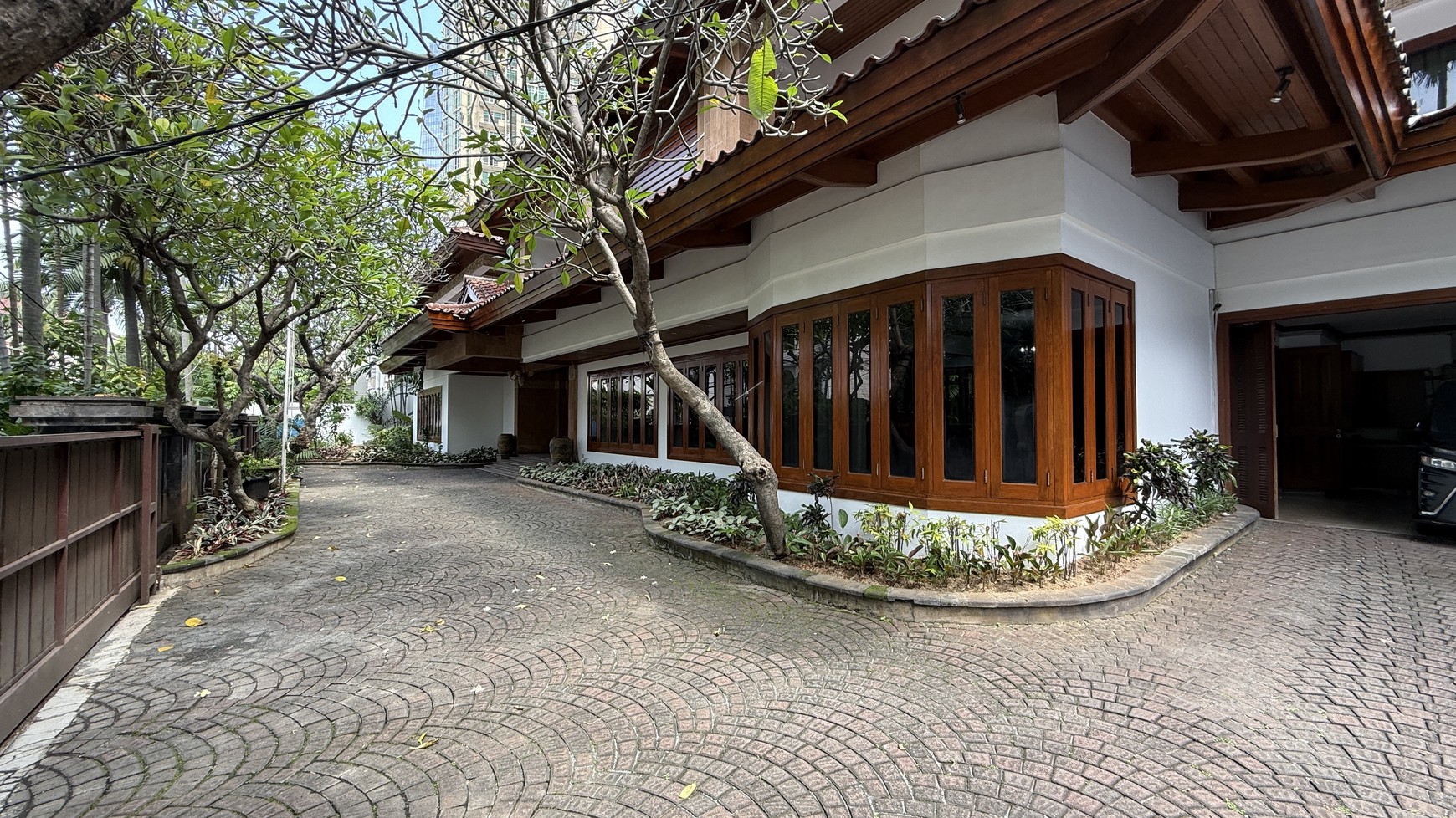 BIG AND BEAUTIFUL HOUSE AT MEGA KUNINGAN AREA