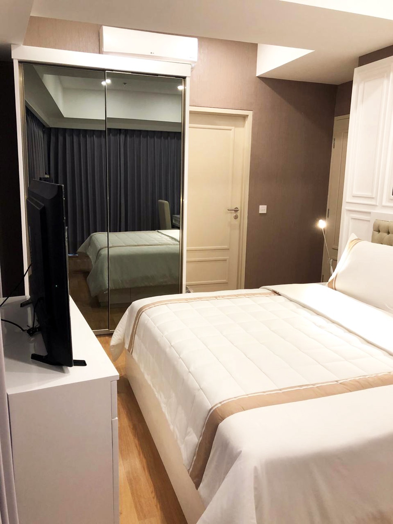 Apartemen The Peak Tunjungan Plaza 5 Surabaya, 3 BR, Hook, View Surabaya Barat, ada Lift Private... SIAP HUNI - CT -