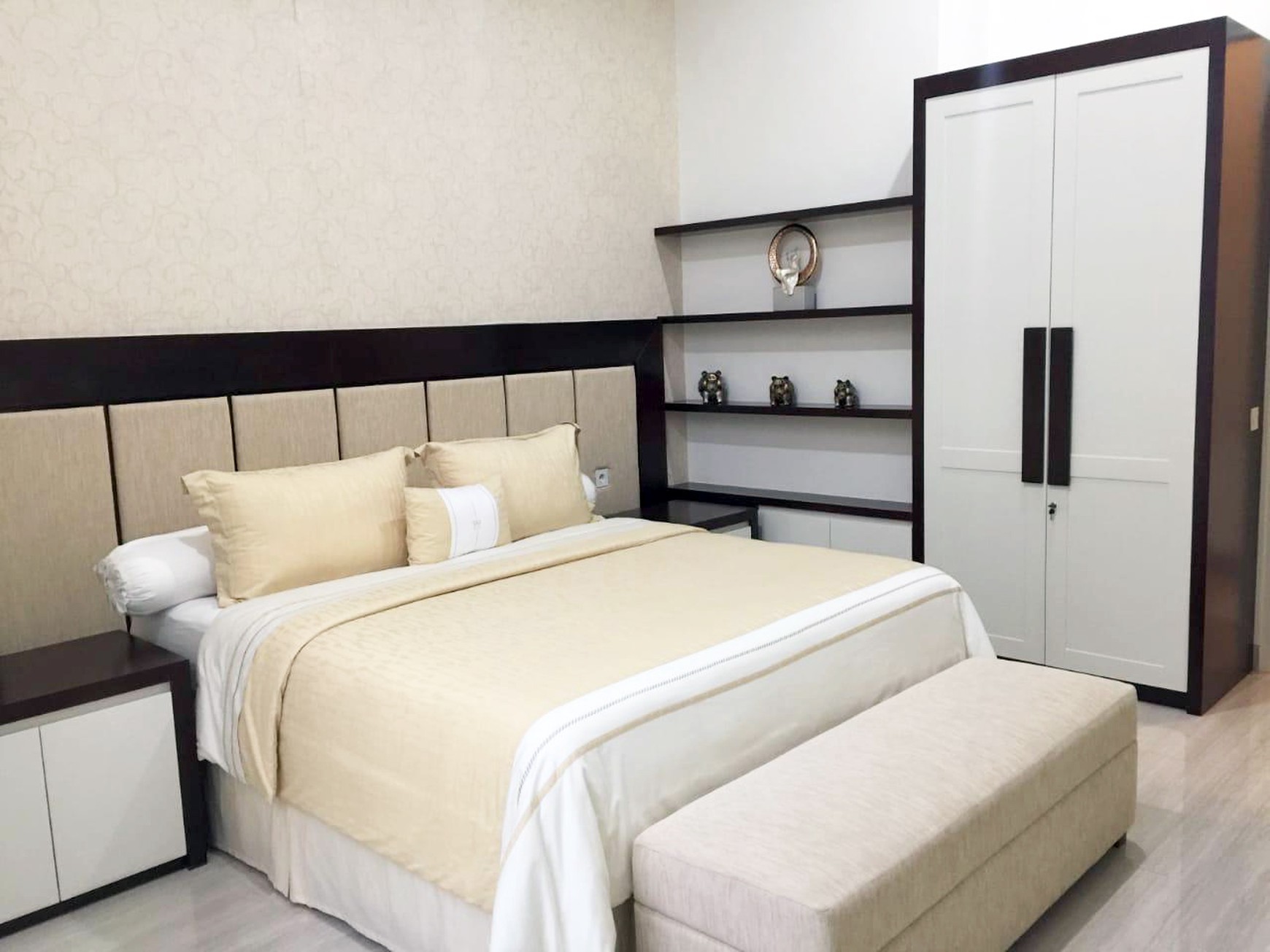 Apartemen The Peak Tunjungan Plaza 5 Surabaya, 3 BR, Hook, View Surabaya Barat, ada Lift Private... SIAP HUNI - CT -