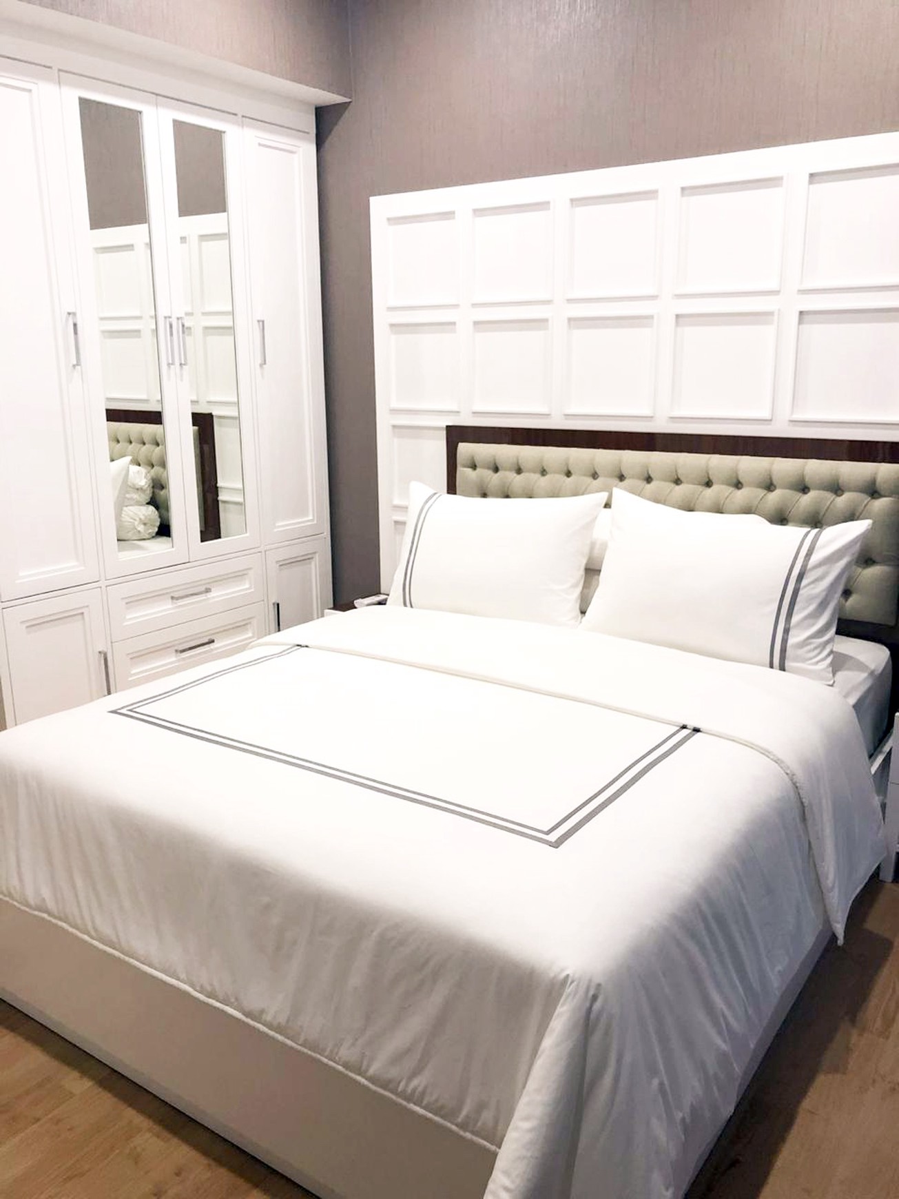 Apartemen The Peak Tunjungan Plaza 5 Surabaya, 3 BR, Hook, View Surabaya Barat, ada Lift Private... SIAP HUNI - CT -