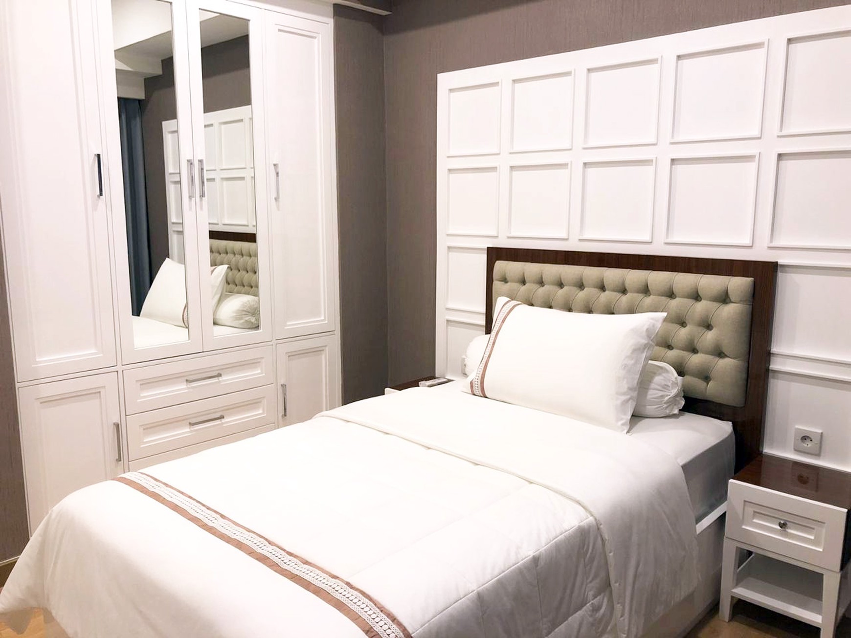 Apartemen The Peak Tunjungan Plaza 5 Surabaya, 3 BR, Hook, View Surabaya Barat, ada Lift Private... SIAP HUNI - CT -