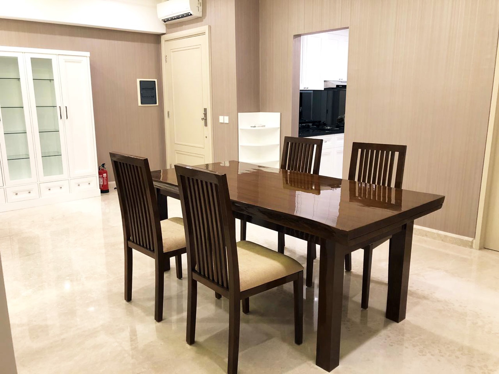 Apartemen The Peak Tunjungan Plaza 5 Surabaya, 3 BR, Hook, View Surabaya Barat, ada Lift Private... SIAP HUNI - CT -