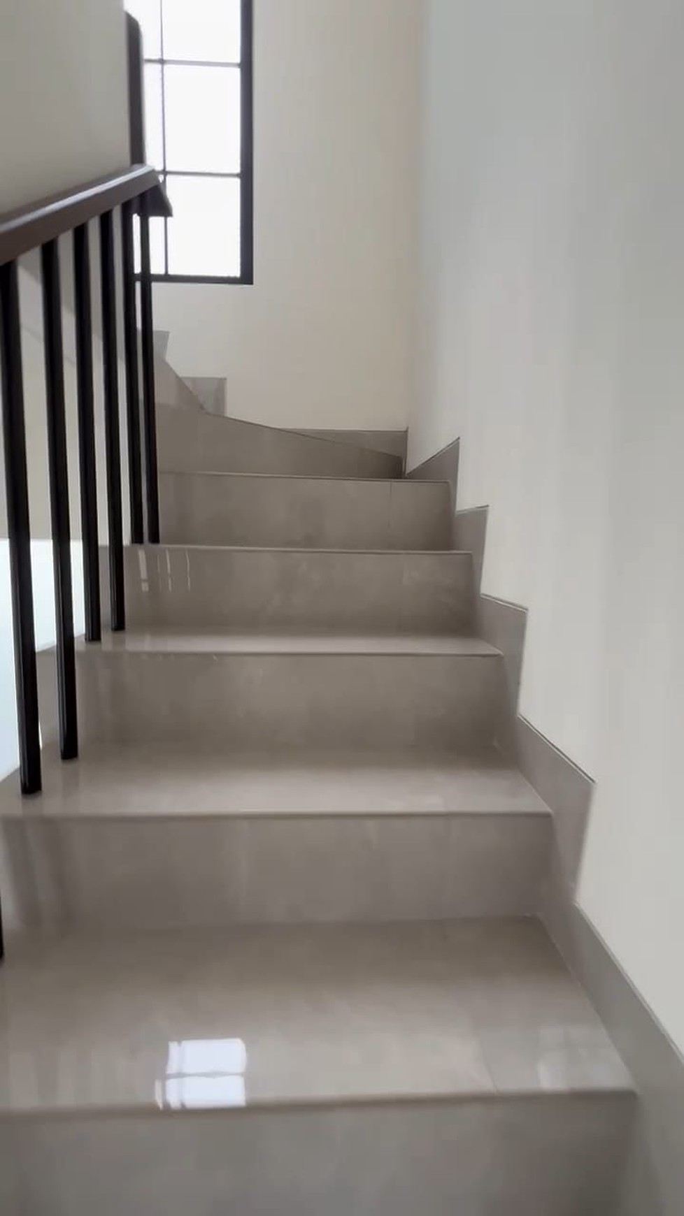 Rumah 2 Lantai Siap Huni Semi Furnished dengan Hunian Nyaman dan Asri @Ciputat