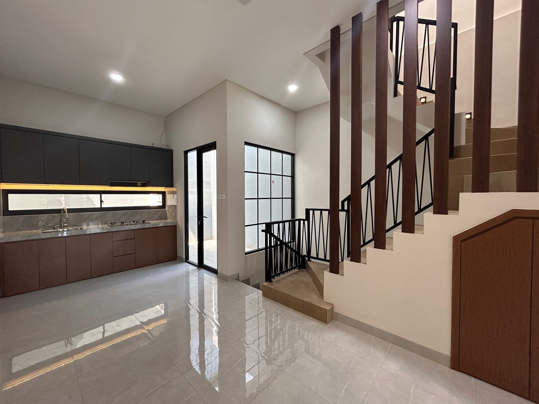 Dijual Rumah Siap Huni 3 Lantai di Jatipulo Tomang Jakarta Barat