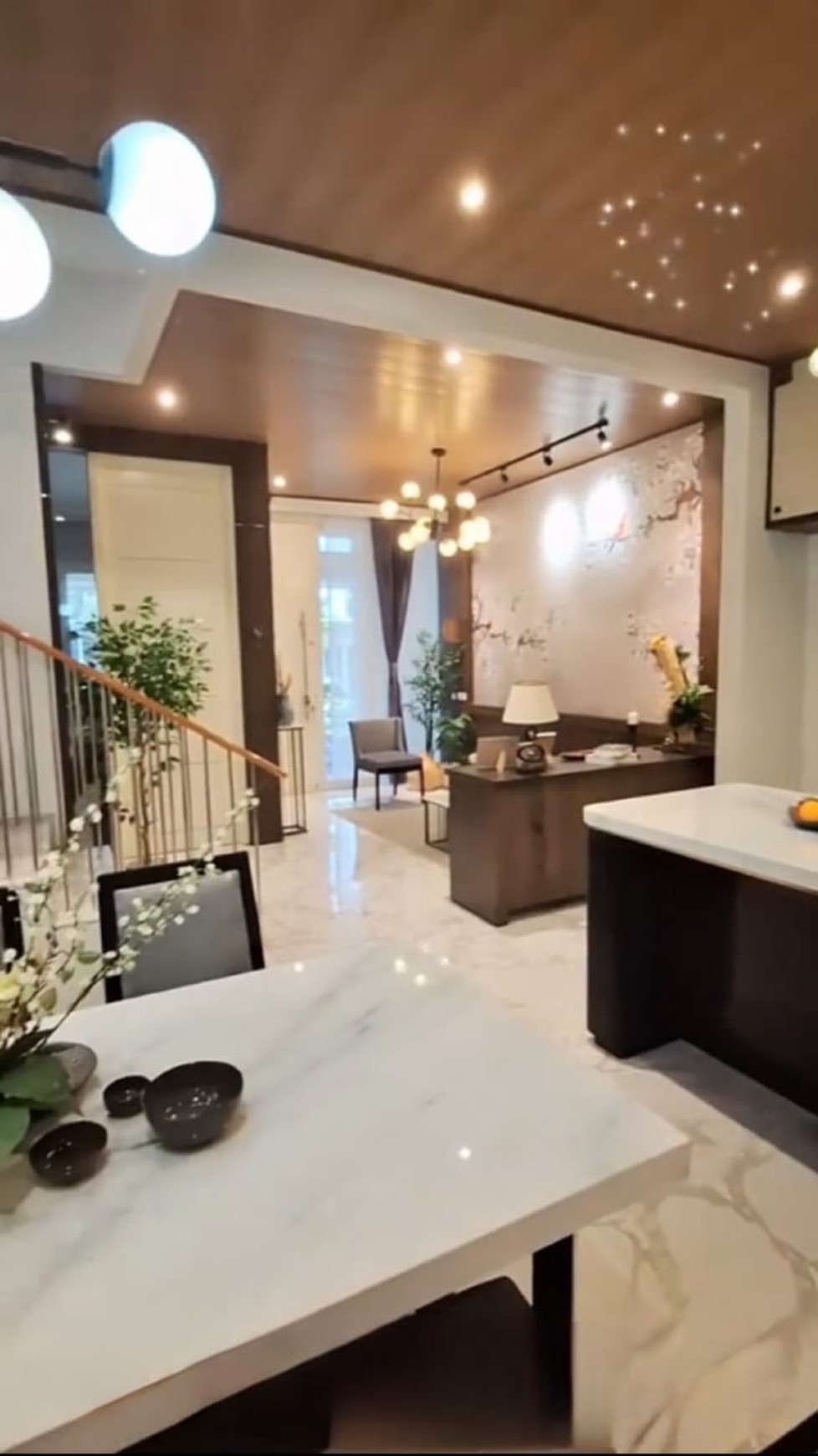 Dijual murah Rumah Full Furnished di RITZ EMBASSY PAKUWON INDAH SURABAYA BARAT