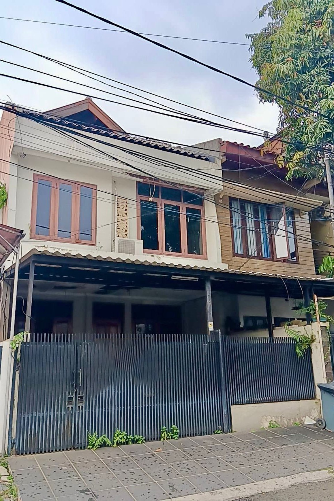 Rumah di Jakarta Selatan 2 Lantai Siap Huni dengan Hunian Nyaman dan Asri sudah SHM