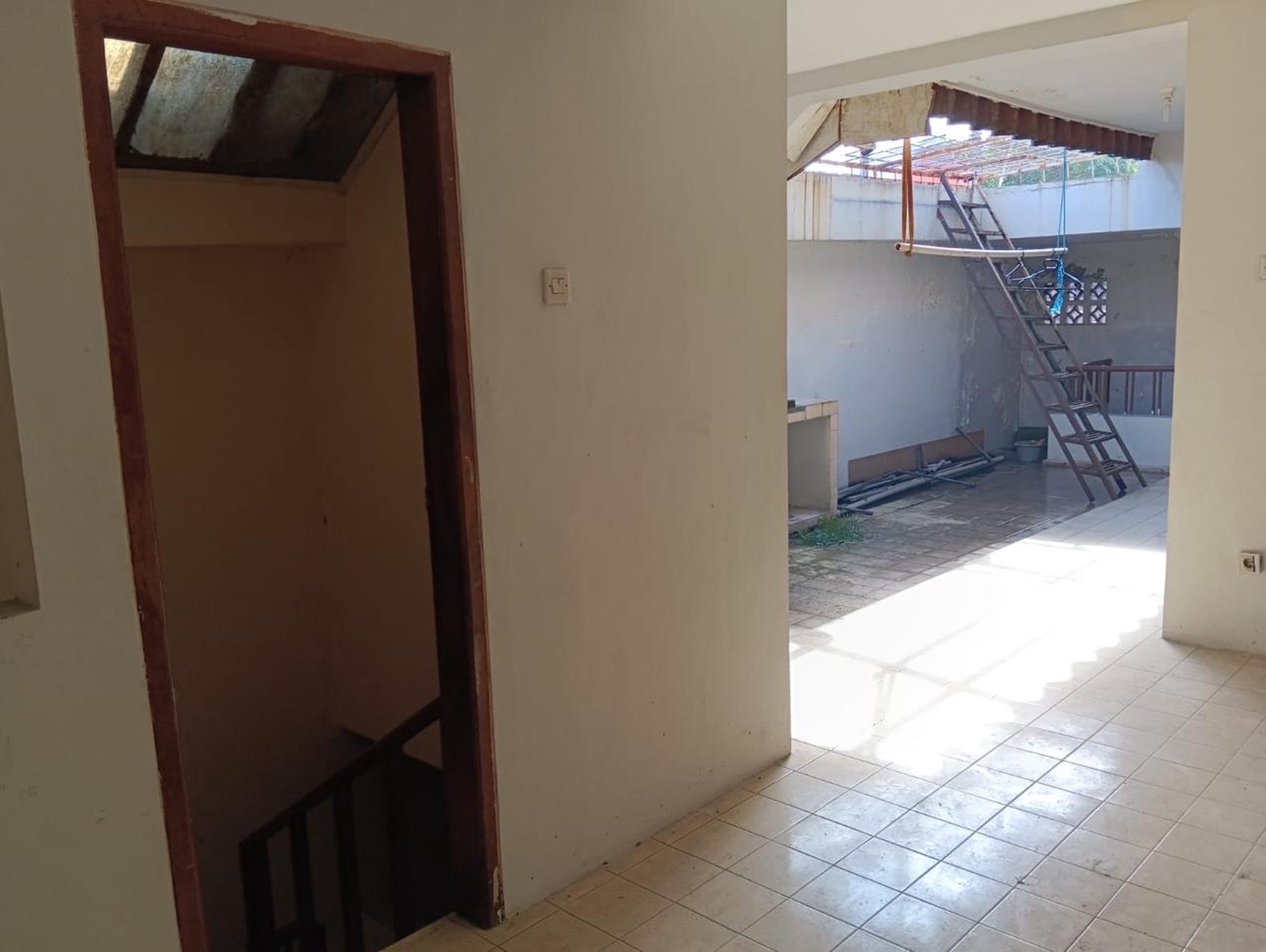 Rumah di Jakarta Selatan 2 Lantai Siap Huni dengan Hunian Nyaman dan Asri sudah SHM