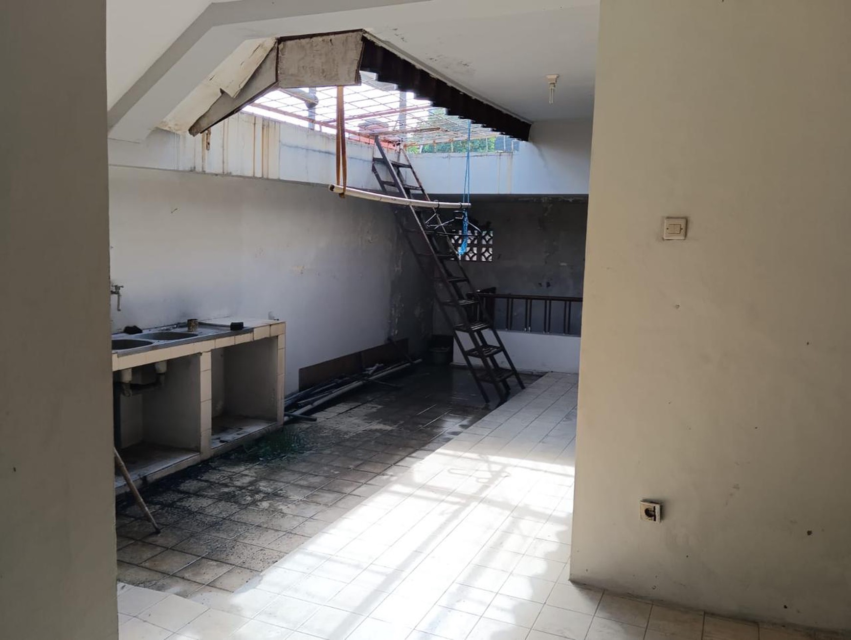 Rumah di Jakarta Selatan 2 Lantai Siap Huni dengan Hunian Nyaman dan Asri sudah SHM