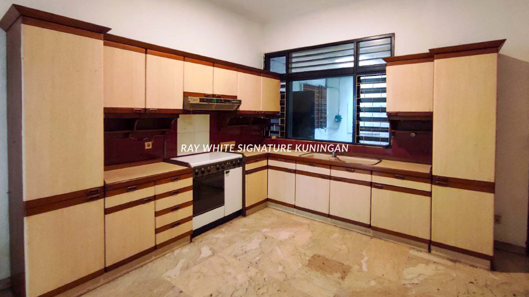 Dijual Rumah Lama 2 Lantai di Kawasan Elite Jl Bangka