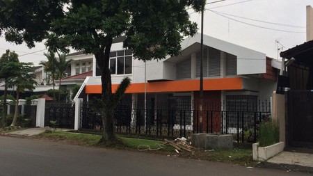 RUMAH VINTAGE EXLUSIVE 2 LANTAI DI TENGAH KOTA NYAMAN UNTUK TEMPAT TINGGAL ATAU COCOK UNTUK CAFE