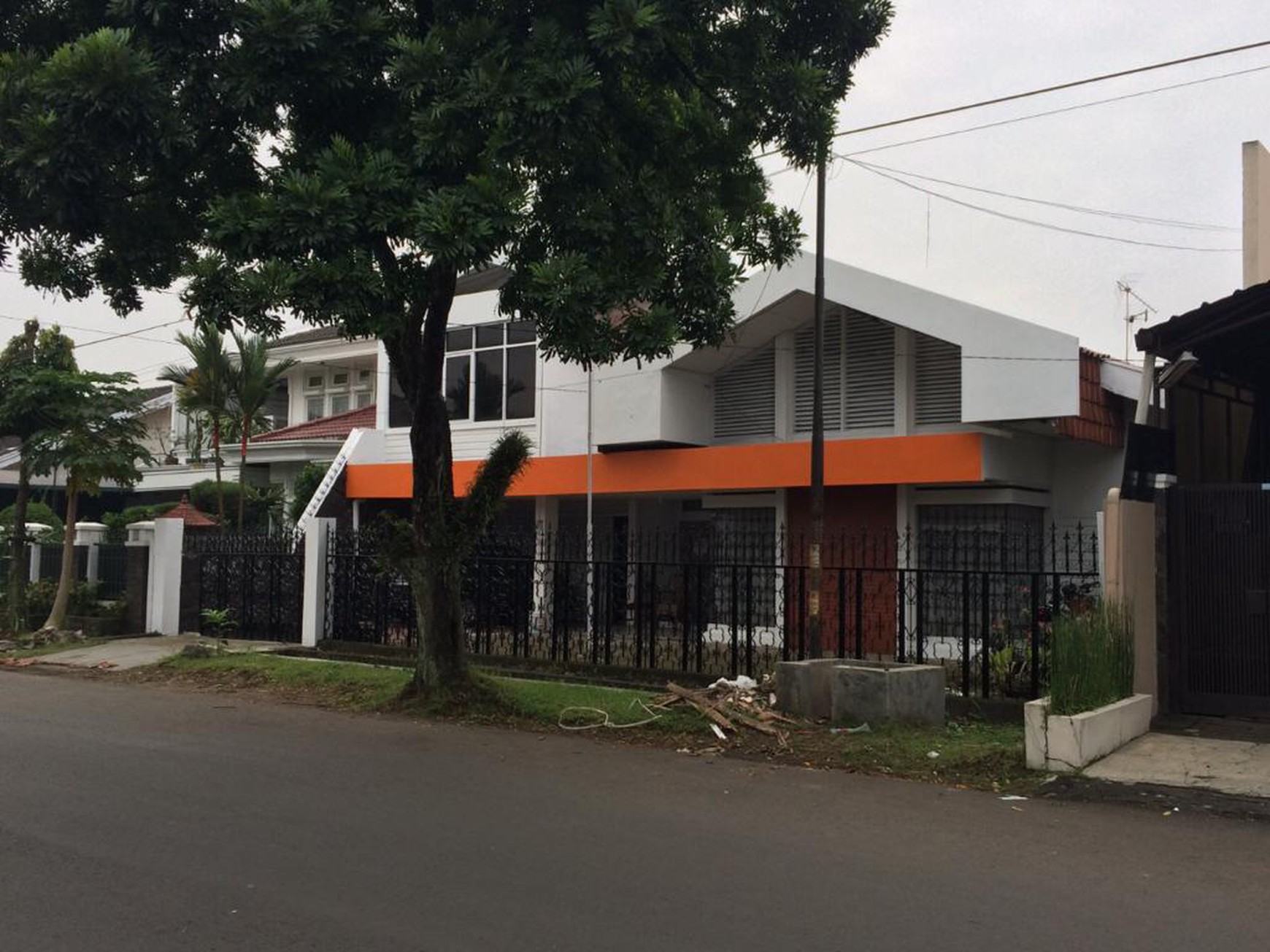 RUMAH VINTAGE EXLUSIVE 2 LANTAI DI TENGAH KOTA NYAMAN UNTUK TEMPAT TINGGAL ATAU COCOK UNTUK CAFE