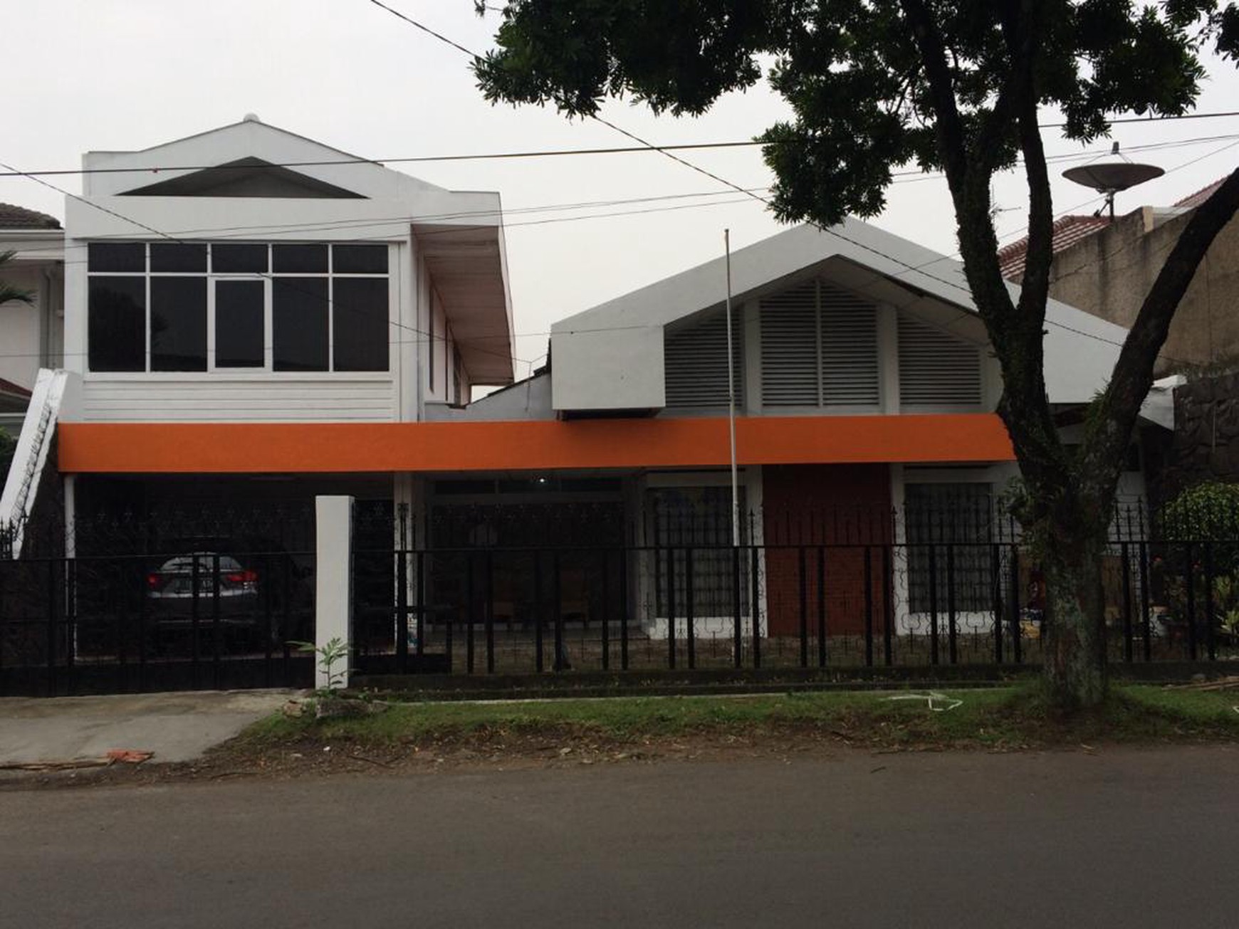 RUMAH VINTAGE EXLUSIVE 2 LANTAI DI TENGAH KOTA NYAMAN UNTUK TEMPAT TINGGAL ATAU COCOK UNTUK CAFE