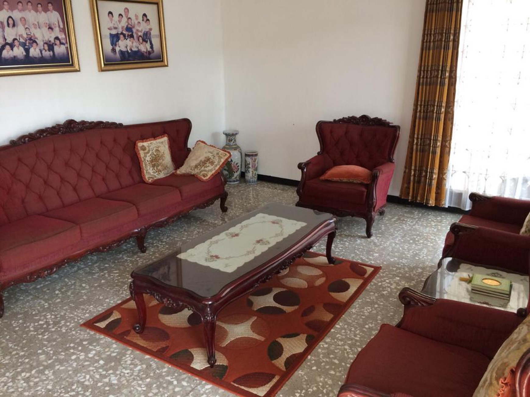 RUMAH VINTAGE EXLUSIVE 2 LANTAI DI TENGAH KOTA NYAMAN UNTUK TEMPAT TINGGAL ATAU COCOK UNTUK CAFE
