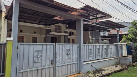 Rumah SHM Depan Taman di Harapan Indah Bekasi