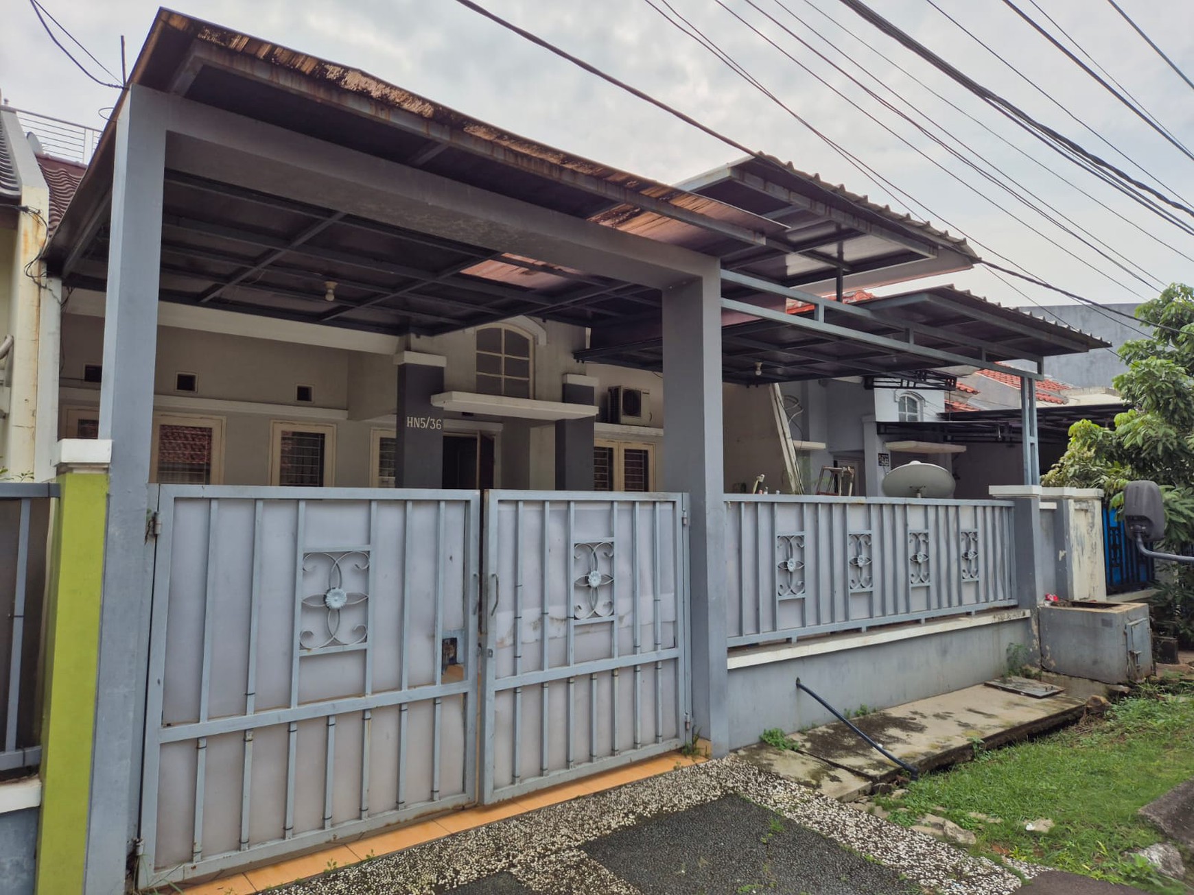 Rumah SHM Depan Taman di Harapan Indah Bekasi
