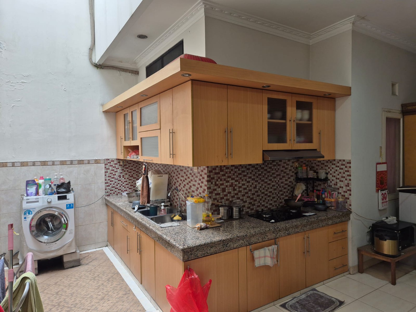 Rumah SHM Depan Taman di Harapan Indah Bekasi