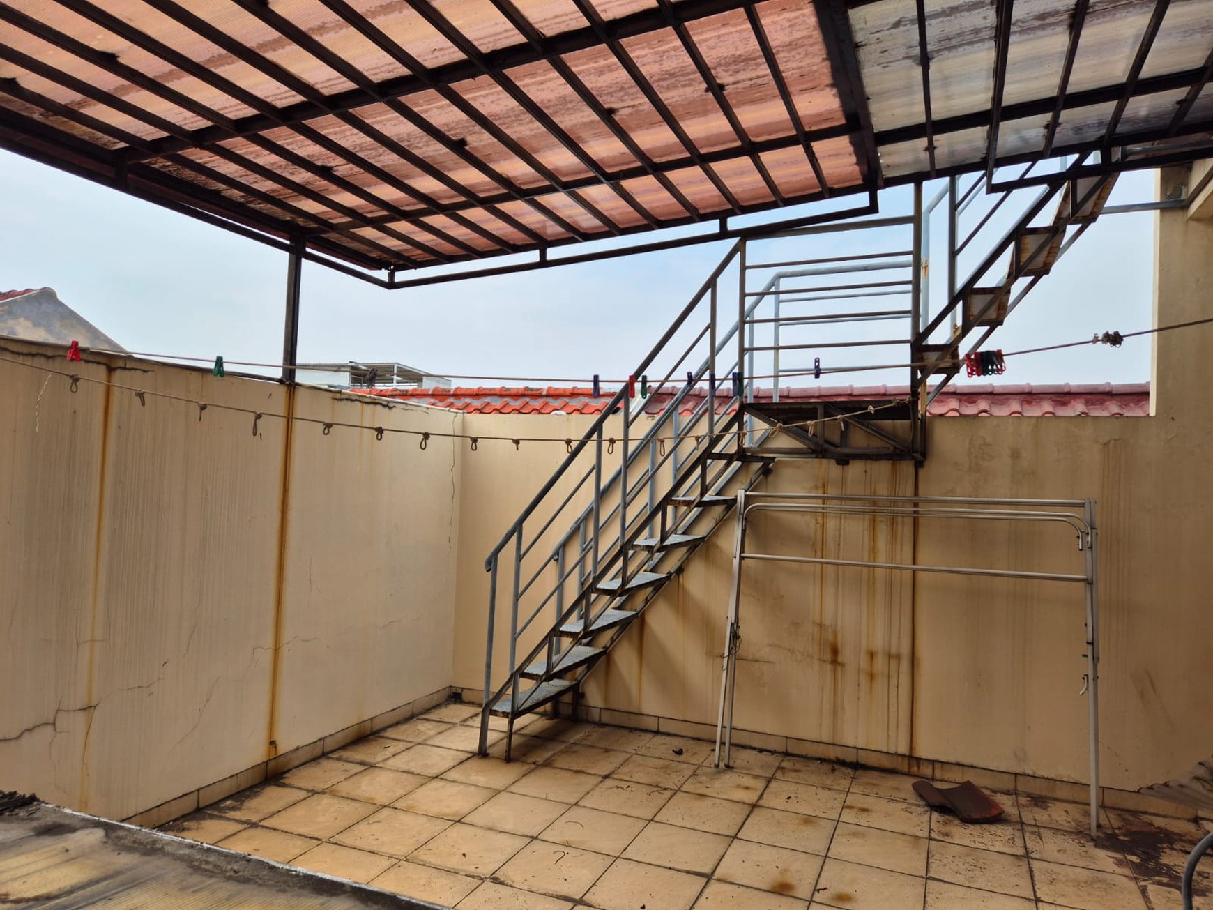 Rumah SHM Depan Taman di Harapan Indah Bekasi