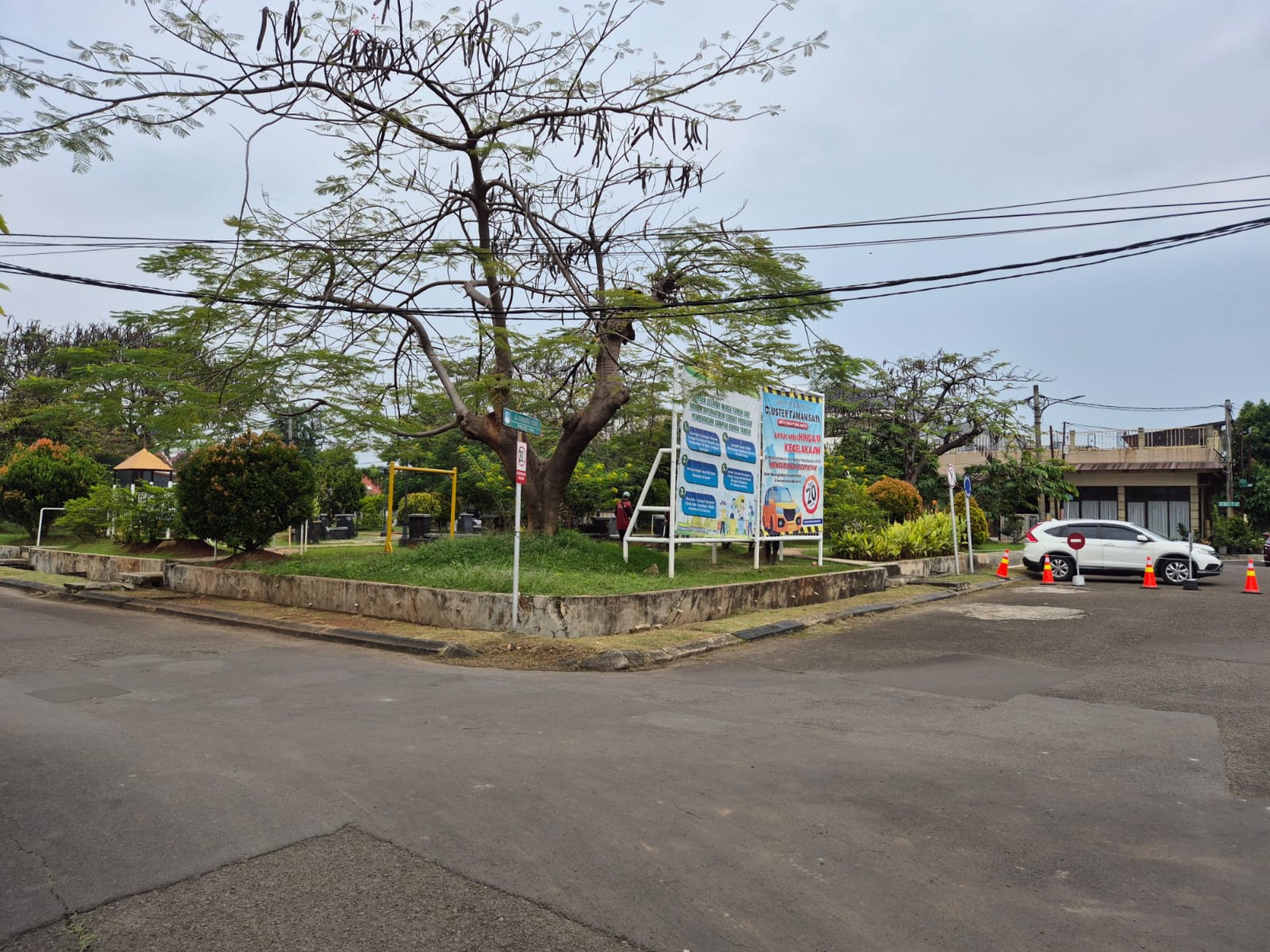 Rumah SHM Depan Taman di Harapan Indah Bekasi
