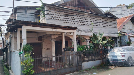 Rumah tua siyap dibangun untuk  rumah tinggal atau kost2an exclusive diantara gedung2 perkantoran