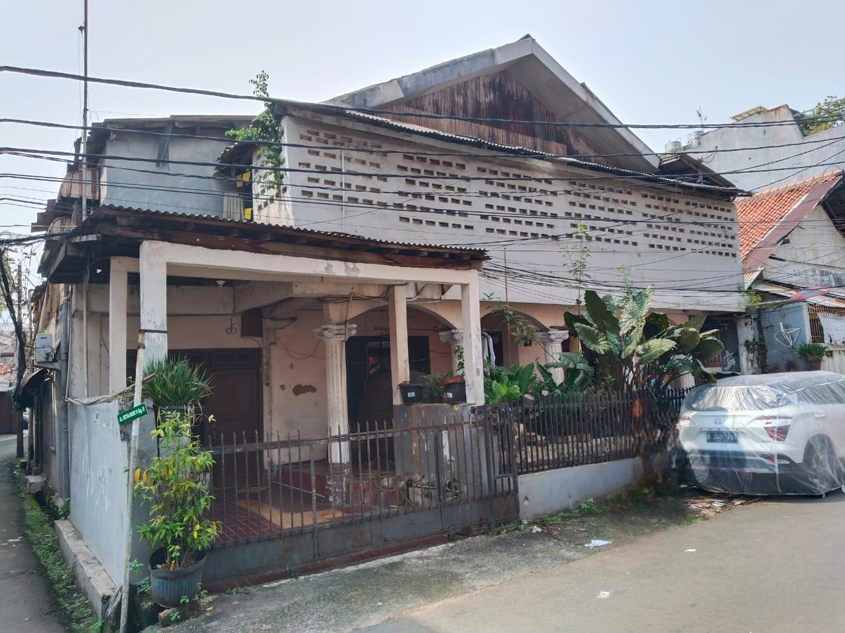 Rumah tua siyap dibangun untuk  rumah tinggal atau kost2an exclusive diantara gedung2 perkantoran