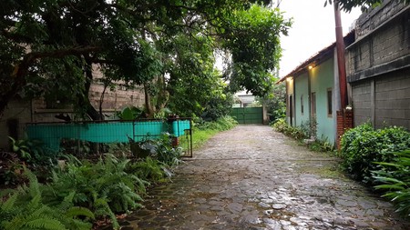 Dijual Rumah dengan lahan luas di jalan raya cocok untuk showroom, bank, cafe, kantor