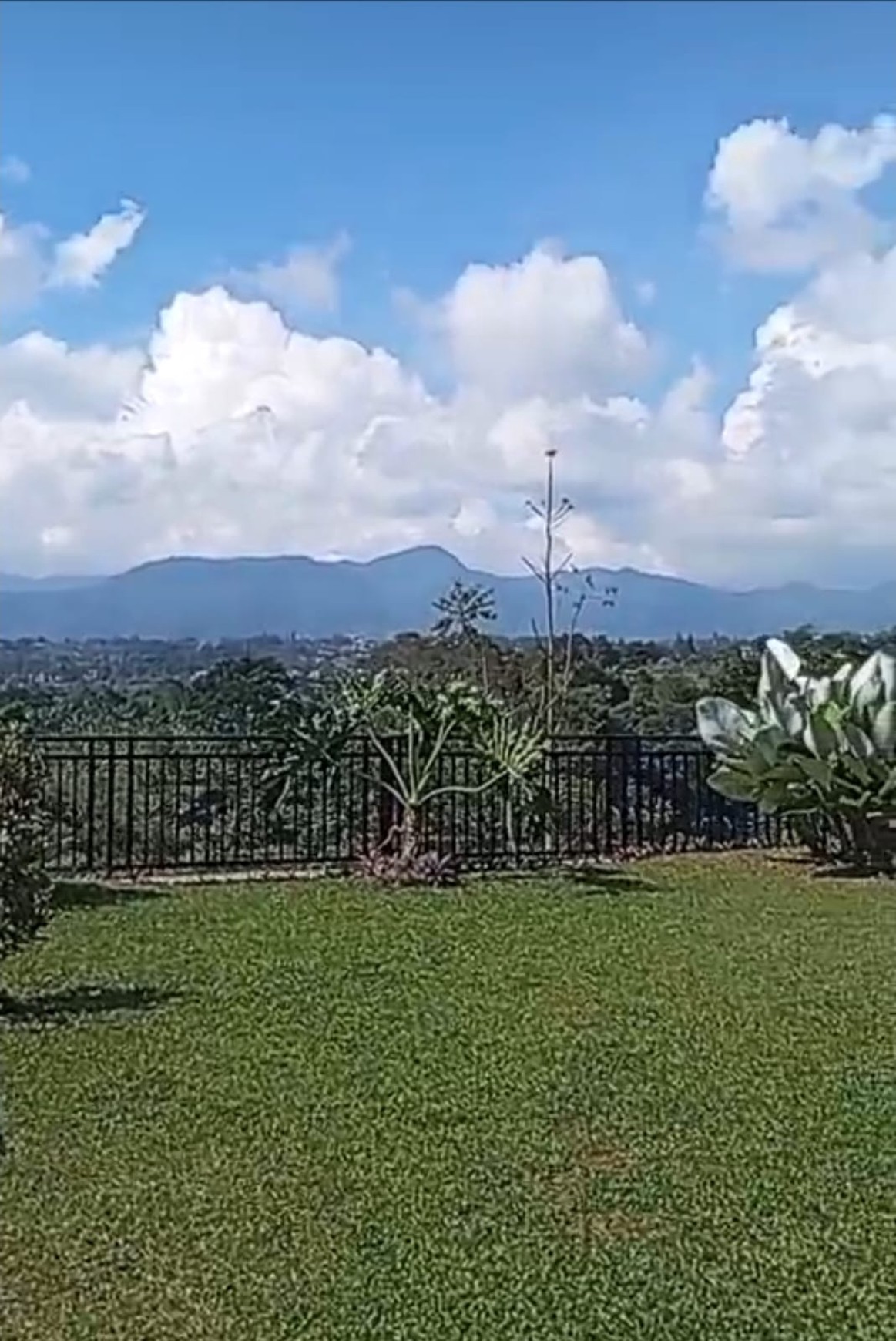 Dijual Villa Cantik dengan View Gunung, Rapih Siap Huni Di Mega Mendung Bogor