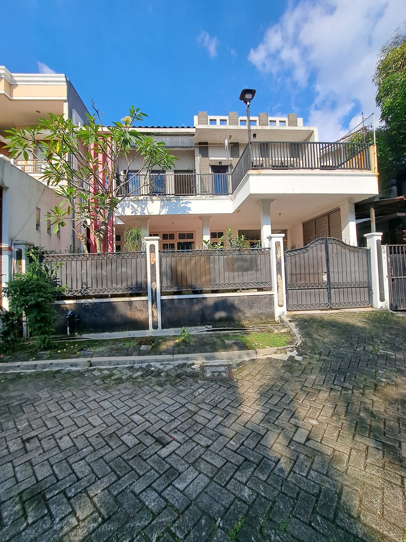 Rumah Hadap Barat Row Jalan Lebar Dalam Komplek di Rempoa 