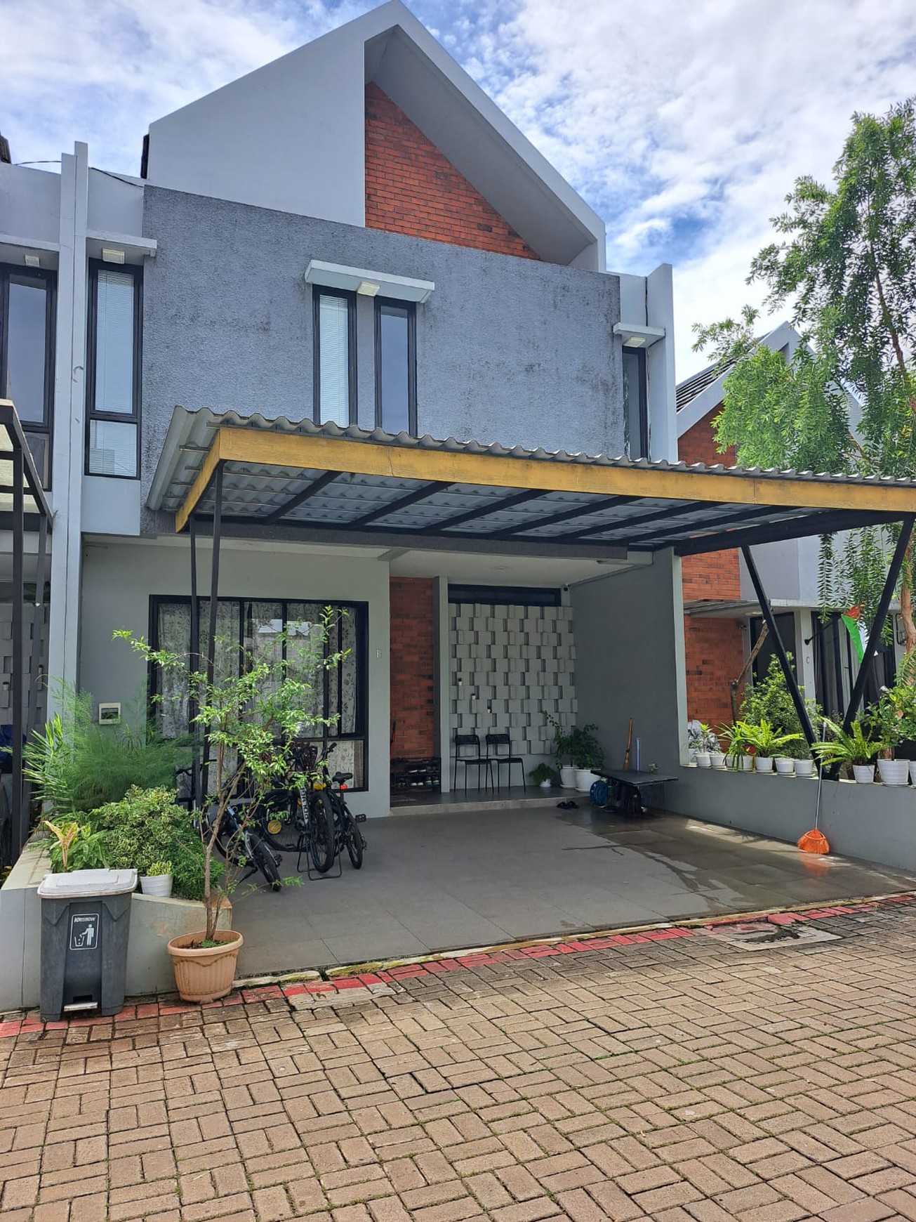 Rumah 2 Lantai Siap Huni Desain Bagus Dekat Tol  Limo Desari