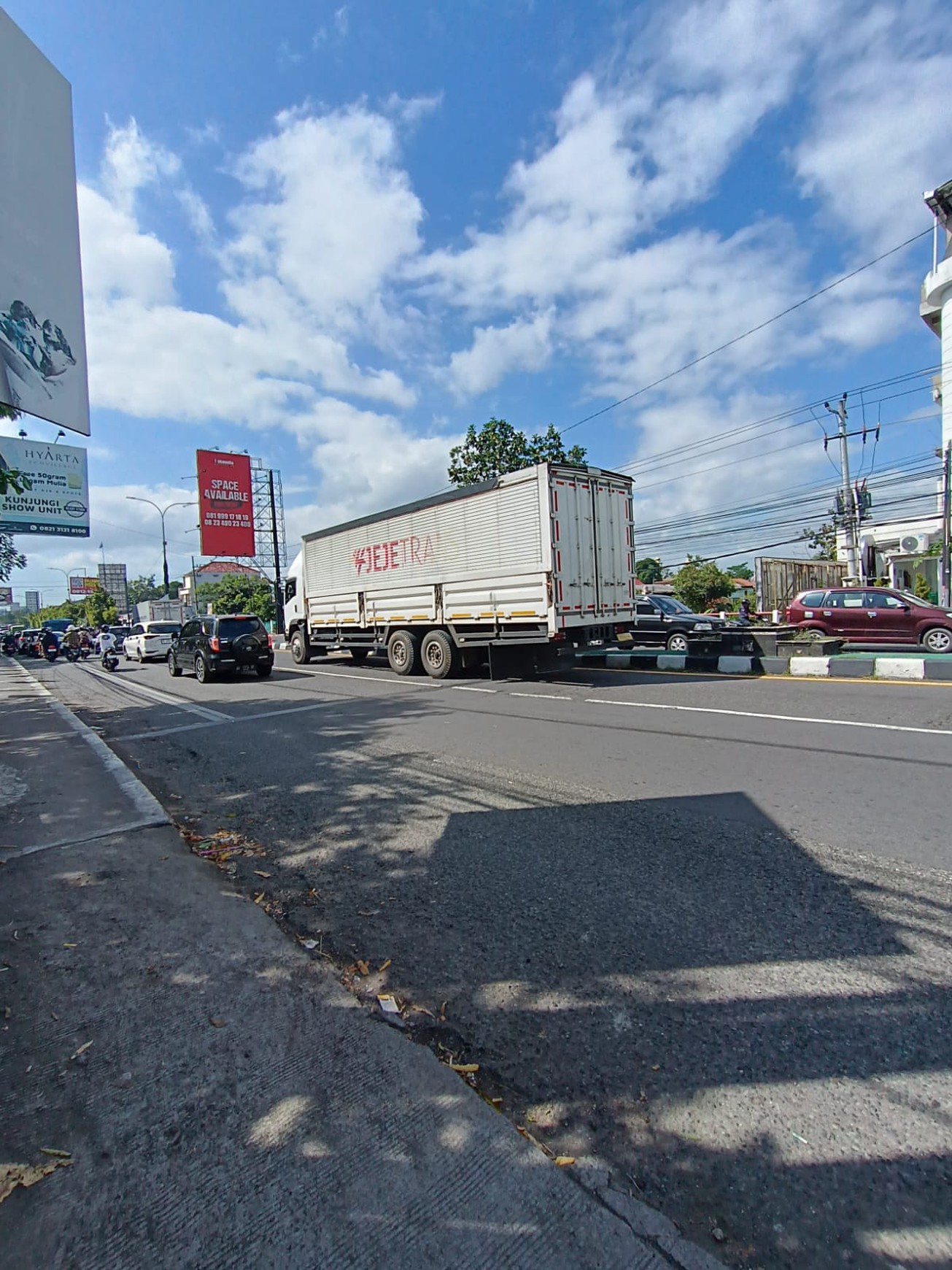 Tanah Dan Bangunan Strategis Di Jalan Laksda Adisucipto Dekat Hyarta dan Transmart Maguwo Depok Sleman