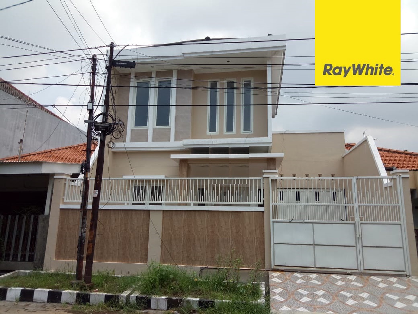 Dijual Rumah 2 lantai di Jalan Barata Jaya Surabaya