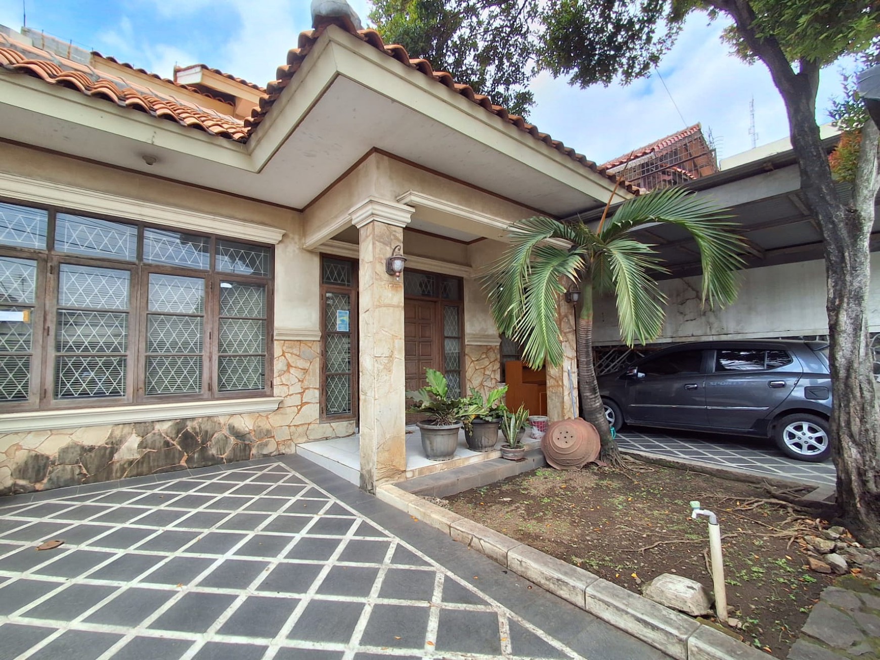 Rumah Bagus 2 Lantai Area Komersial di Karawang, Jawa Barat.