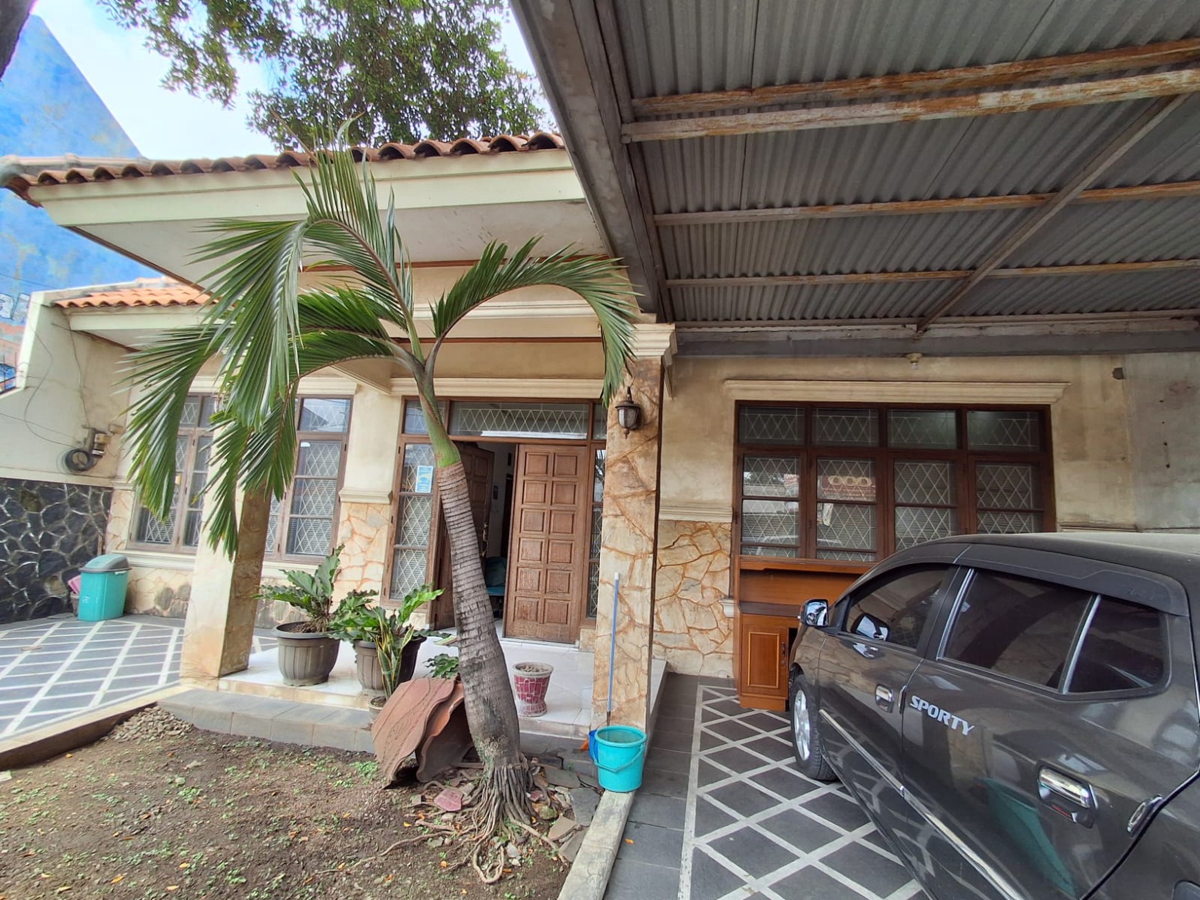 Rumah Bagus 2 Lantai Area Komersial di Karawang, Jawa Barat.