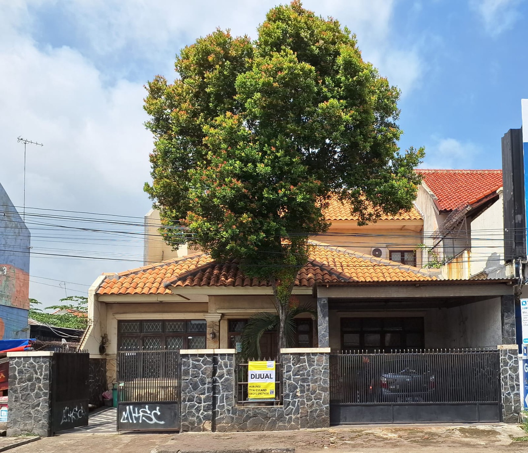 Rumah Bagus 2 Lantai Area Komersial di Karawang, Jawa Barat.