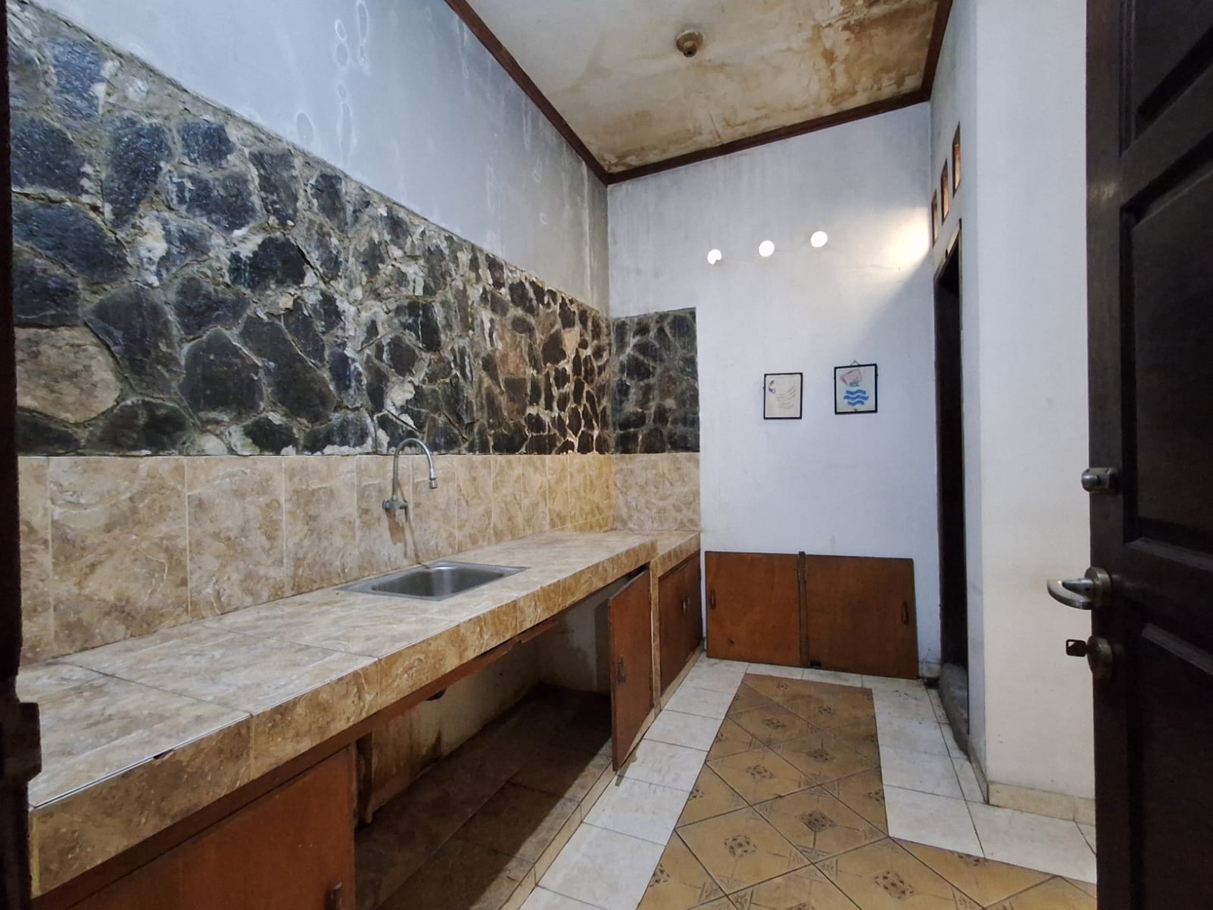 Rumah Bagus 2 Lantai Area Komersial di Karawang, Jawa Barat.