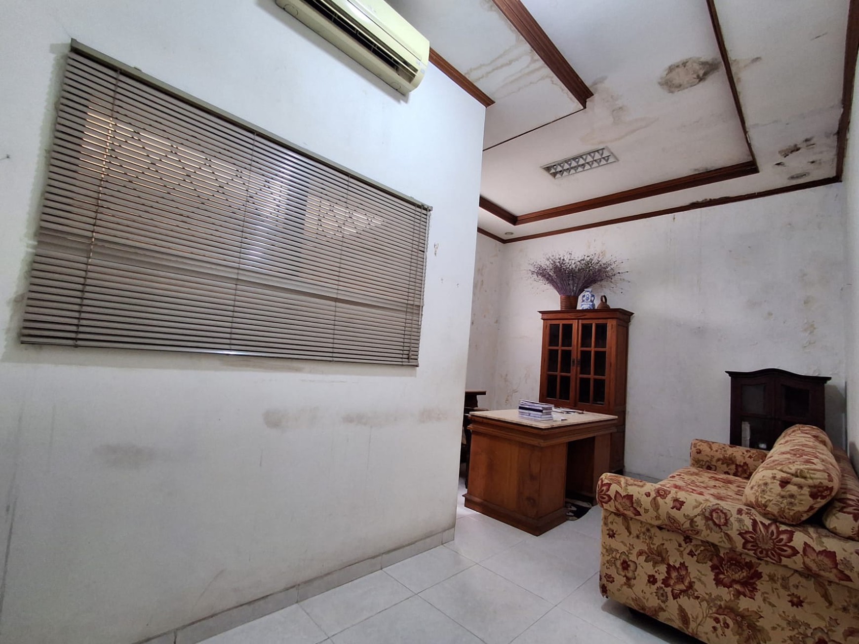 Rumah Bagus 2 Lantai Area Komersial di Karawang, Jawa Barat.