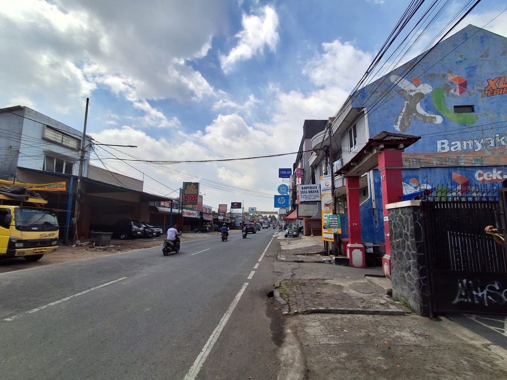 Rumah Bagus 2 Lantai Area Komersial di Karawang, Jawa Barat.