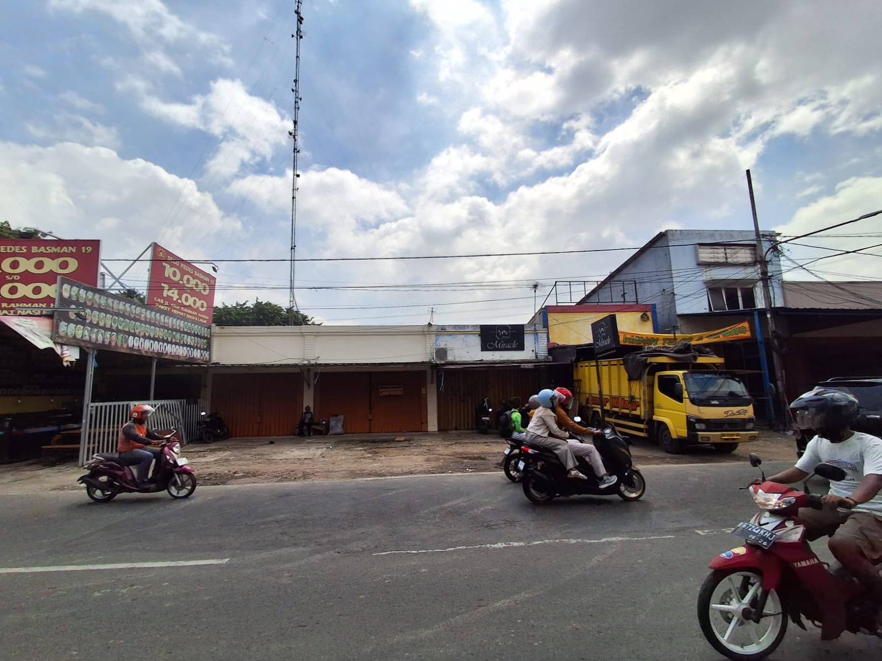 Rumah Bagus 2 Lantai Area Komersial di Karawang, Jawa Barat.